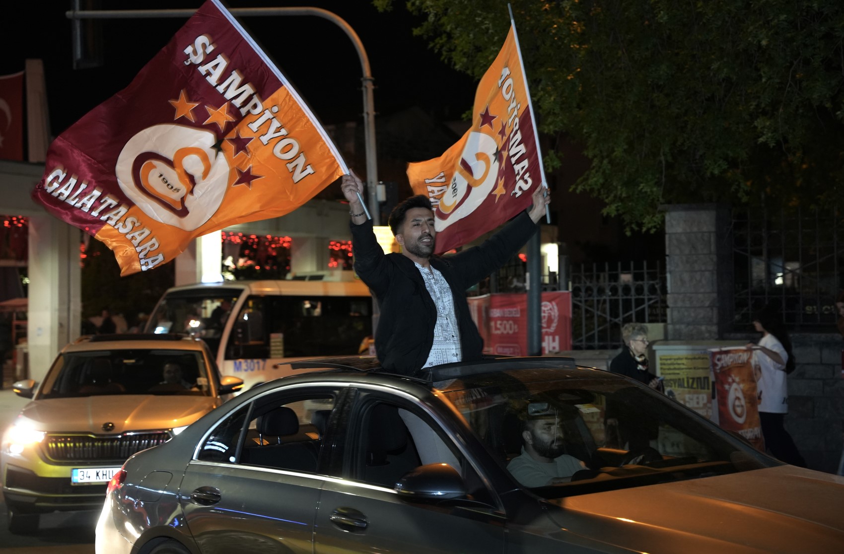 Galatasaray taraftarı şampiyonluğu sokaklarda kutladı: Bayrağını kapan konvoya katıldı
