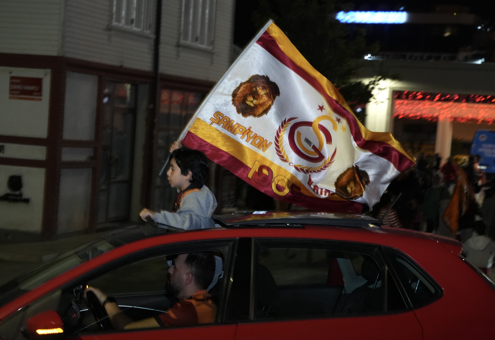 Galatasaray taraftarı şampiyonluğu sokaklarda kutladı: Bayrağını kapan konvoya katıldı