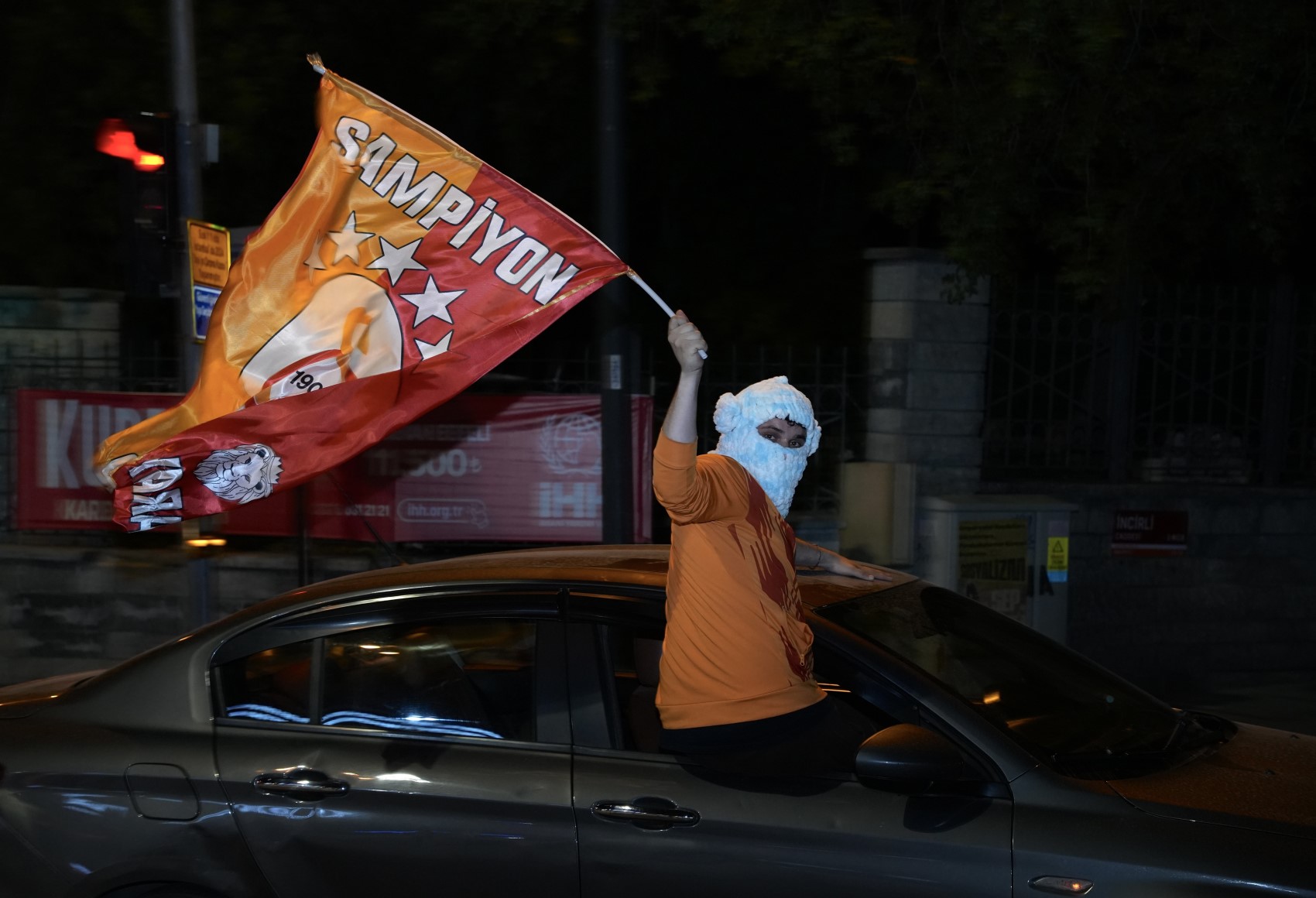 Galatasaray taraftarı şampiyonluğu sokaklarda kutladı: Bayrağını kapan konvoya katıldı