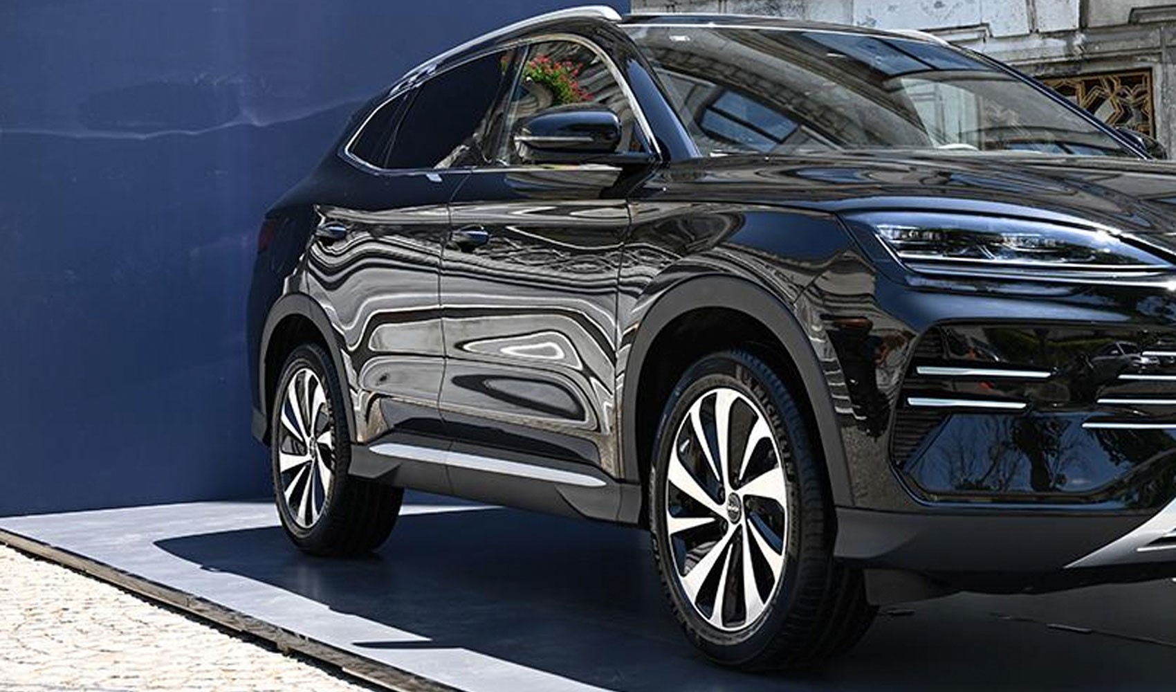 Siyah renkli büyük bir SUV modelinin yandan görünümü