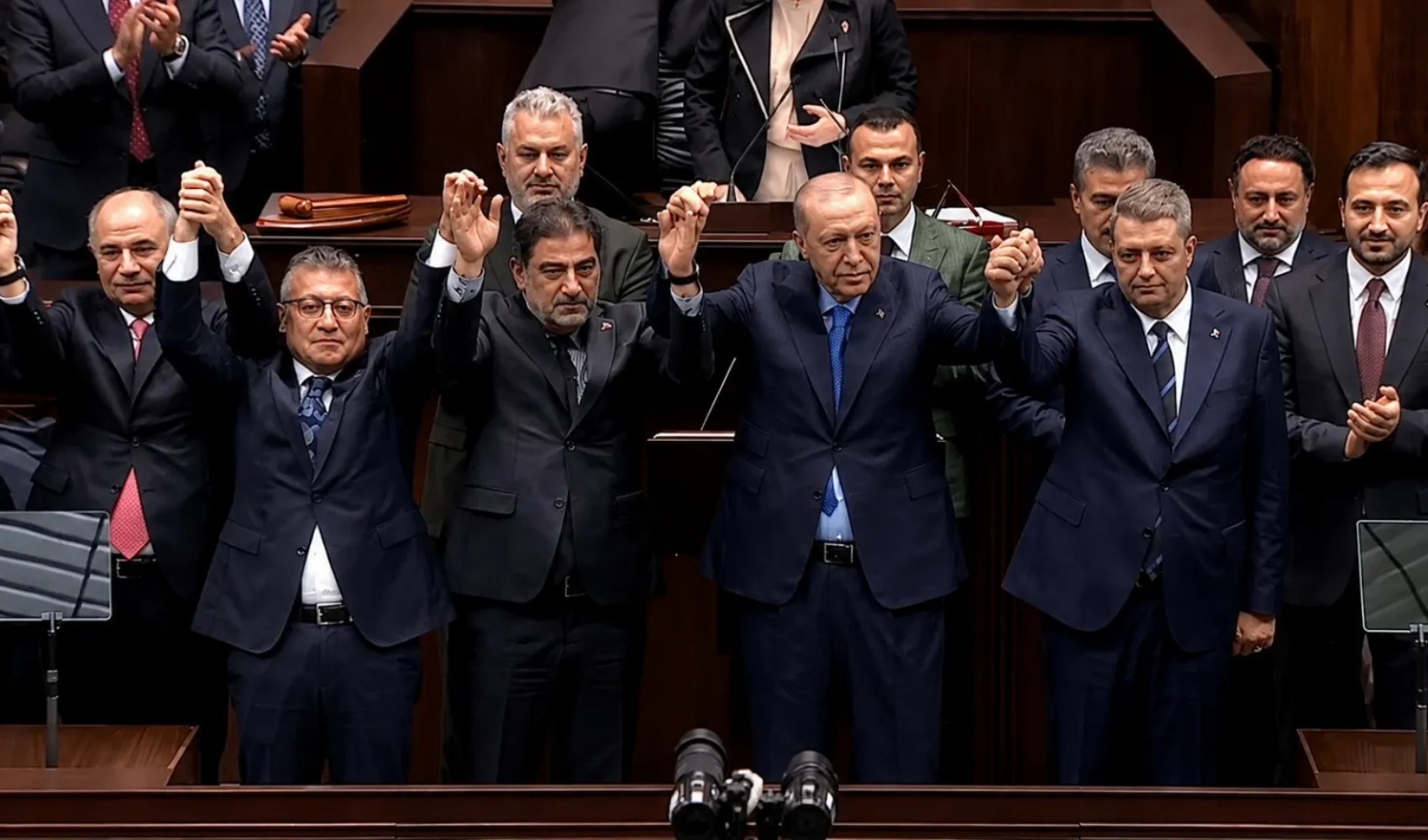 Grup toplantısında AKP'ye katıldı