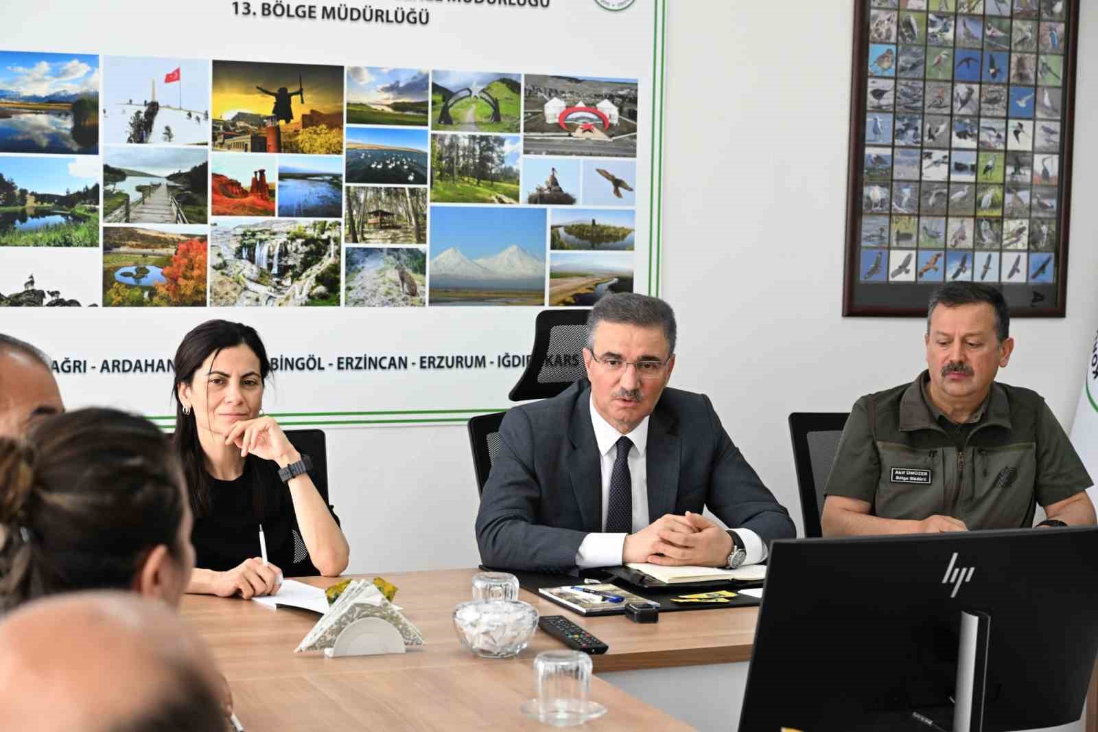 Vali Aydın Baruş ve kurum yetkililerinin toplantı masasındaki görüntüsü.