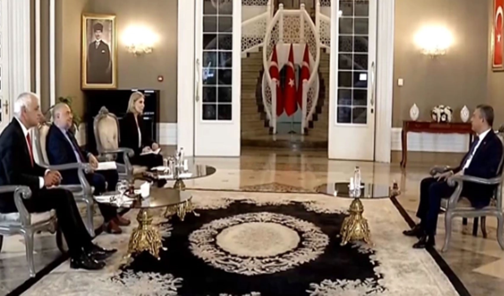 Özgür Özel'den 'ayrılık' yorumu: CHP'yi bırakmayız, bu mücadeleden geri adım atmayız