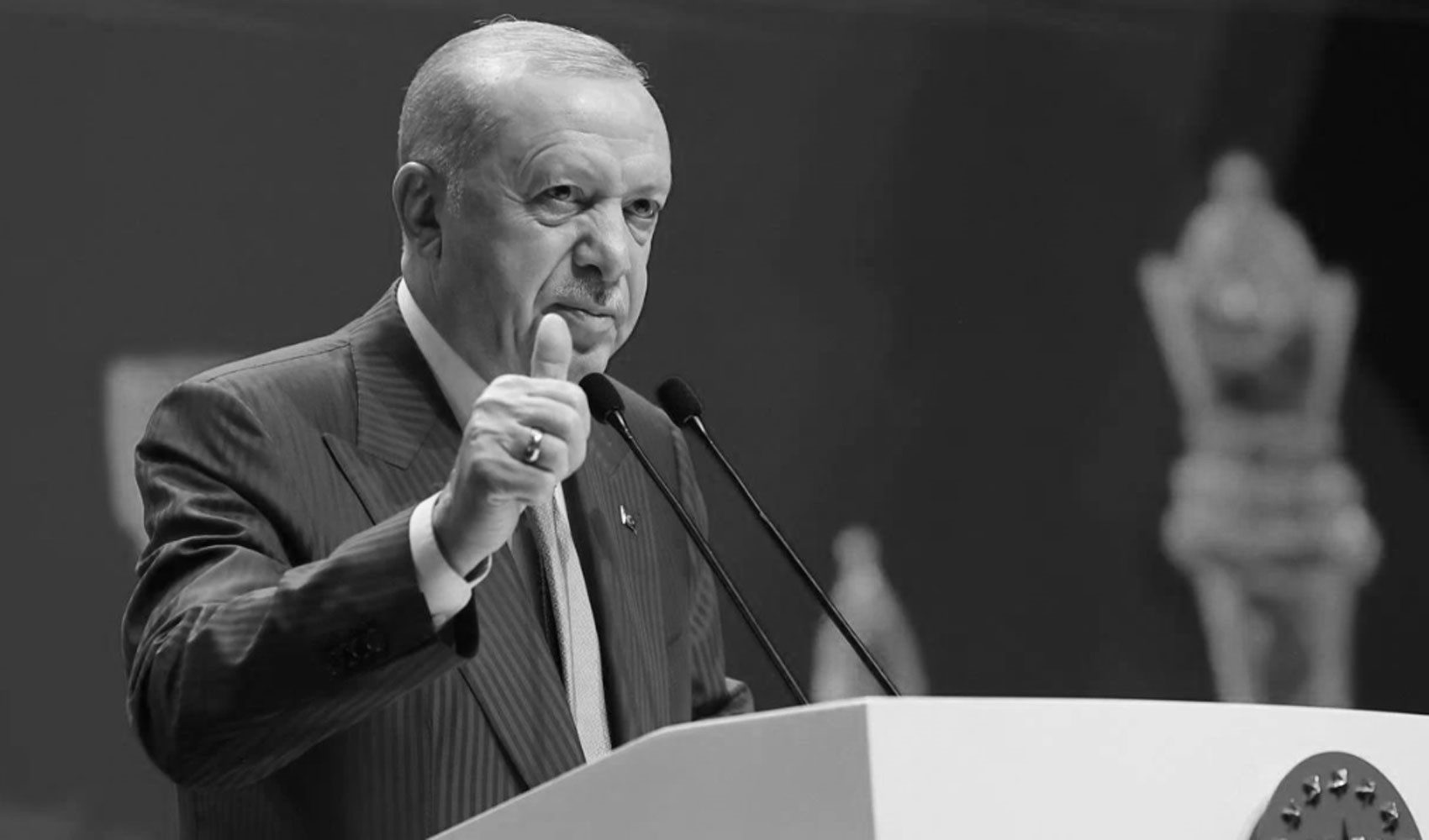 Türkiye kadar bir 'obruk': Zombi monarşistler kararlı!