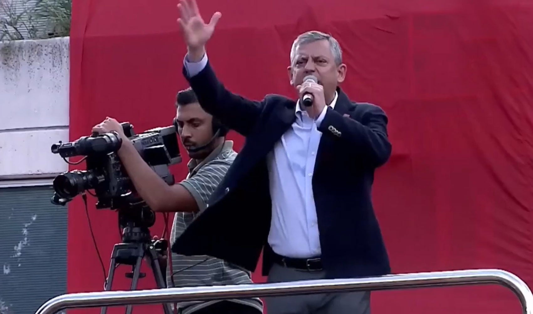Özgür Özel, Lüleburgaz mitinginde CHP'ye çökmeye çalışanlara seslendi