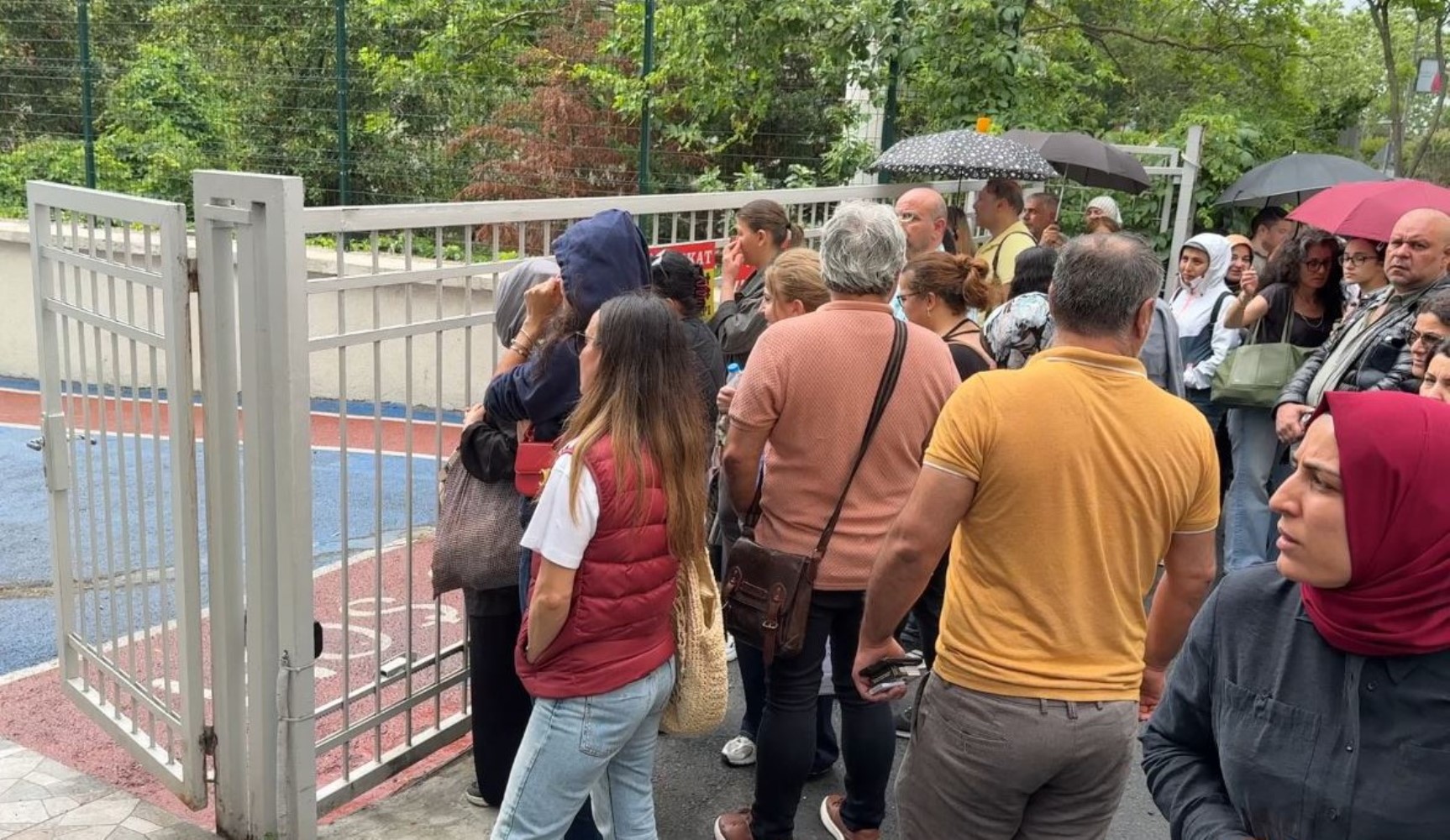 Okulu karıştıran öğrenci gözyaşlarına boğuldu
