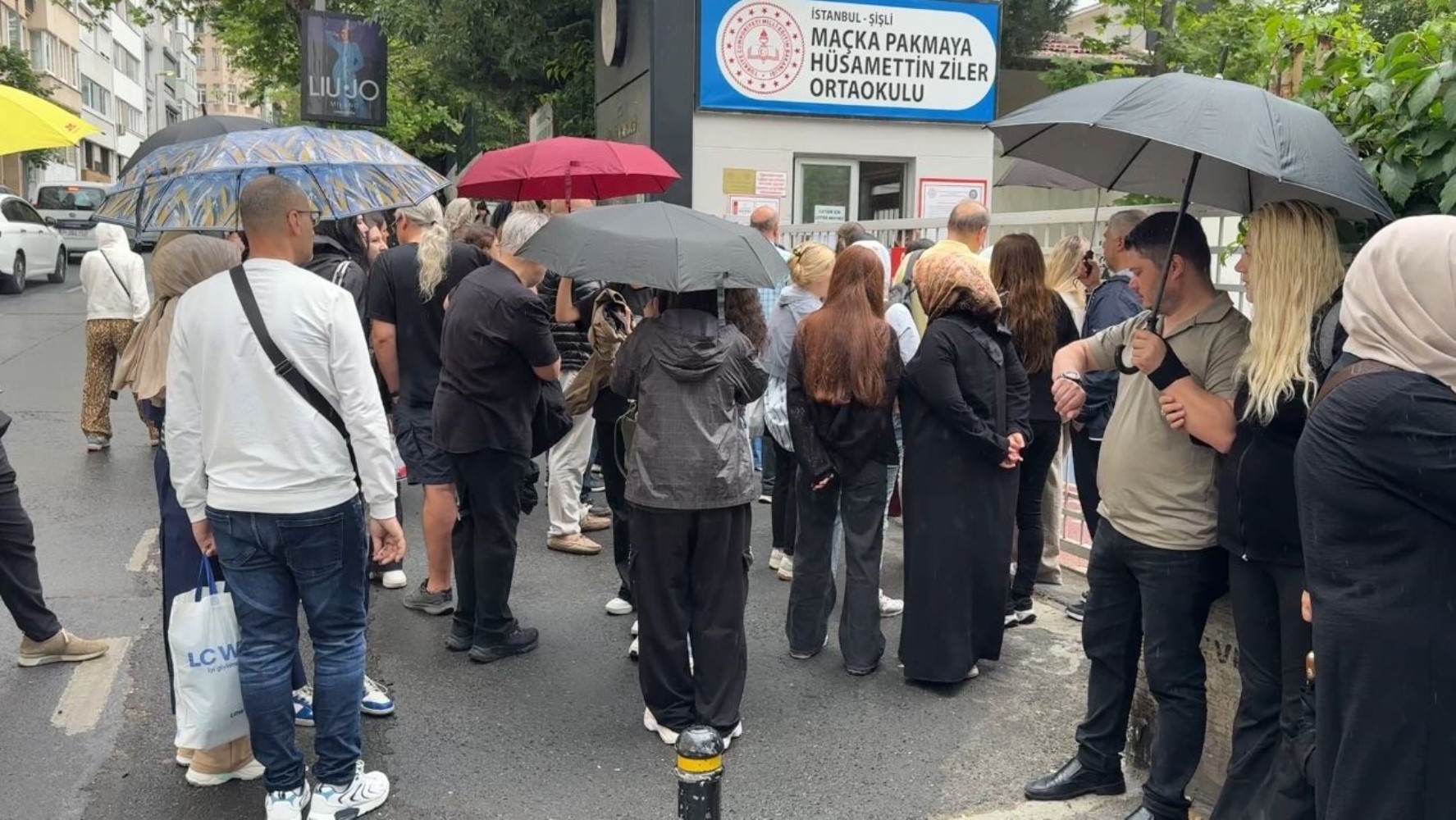 Okulu karıştıran öğrenci gözyaşlarına boğuldu