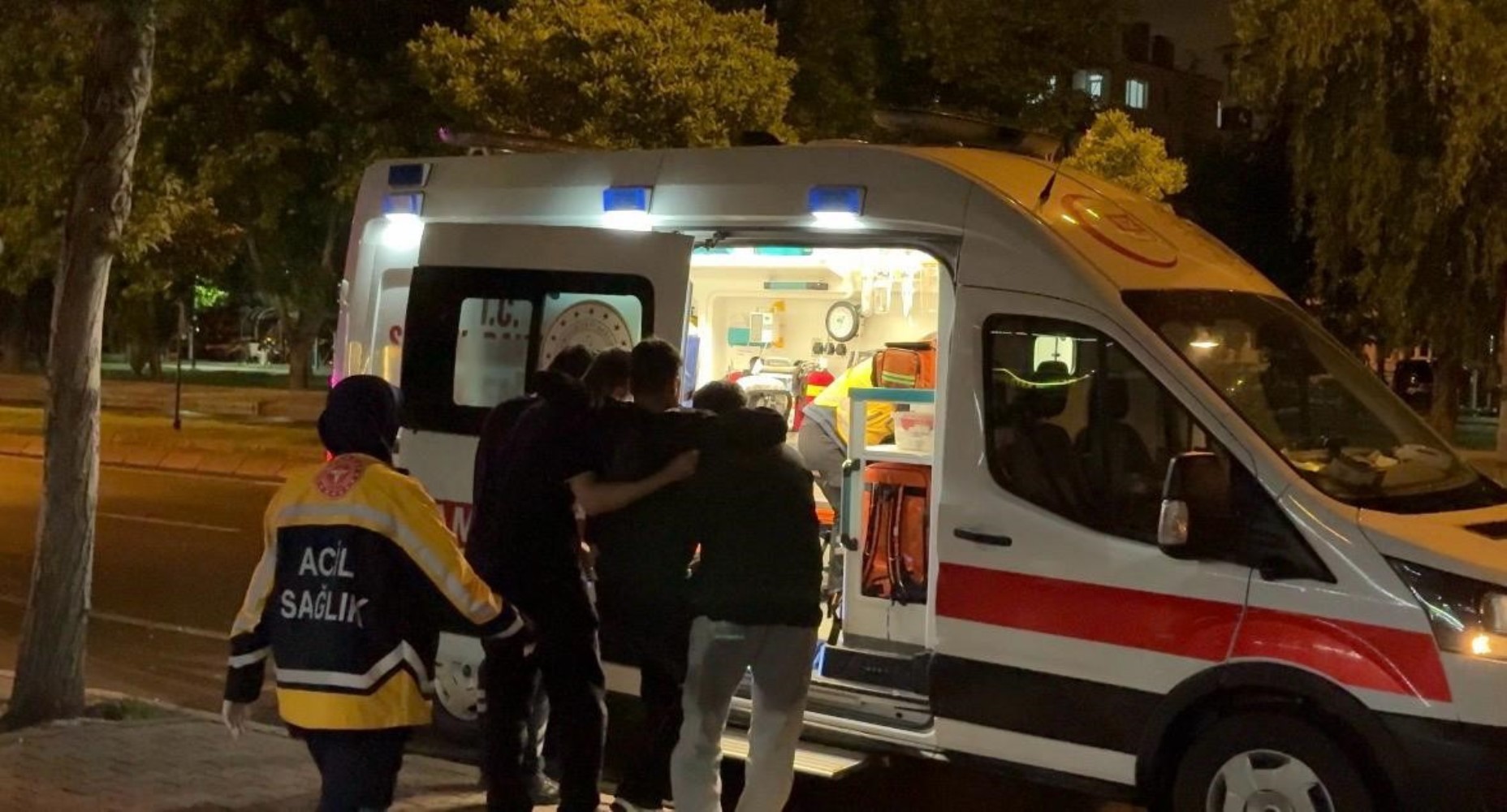 Parkta çocuklar arasında bıçaklı kavga: İki yaralı