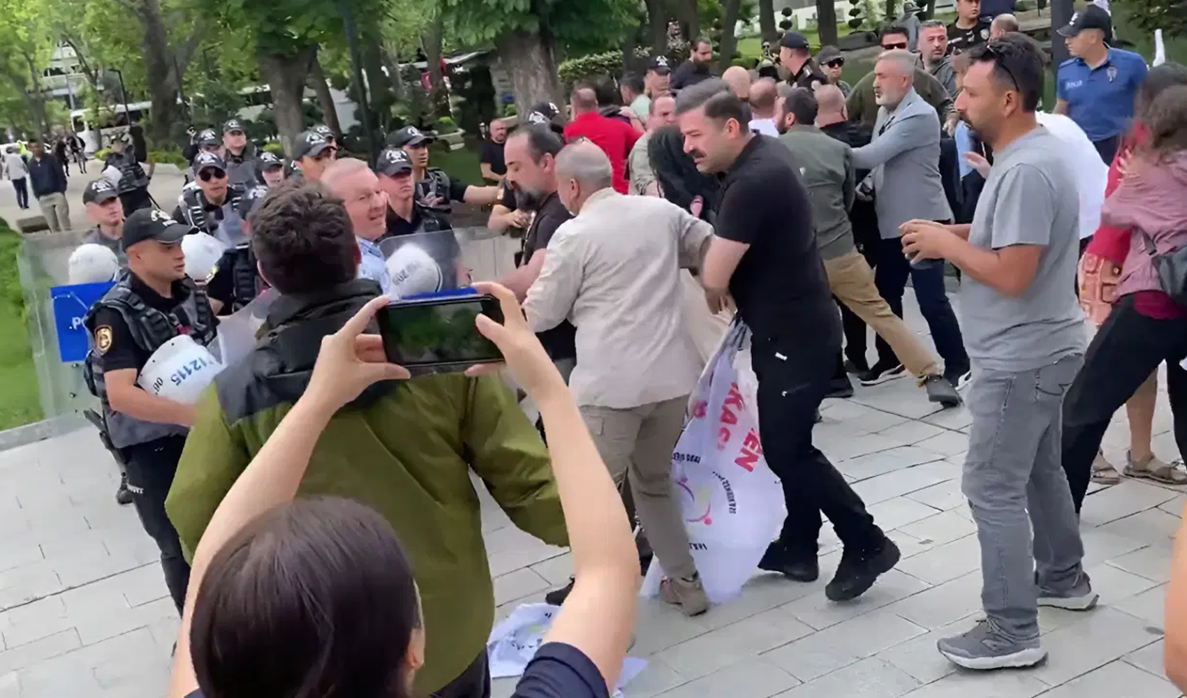 Ankara’da özel sektör öğretmenlerinin eylemine polis müdahalesi