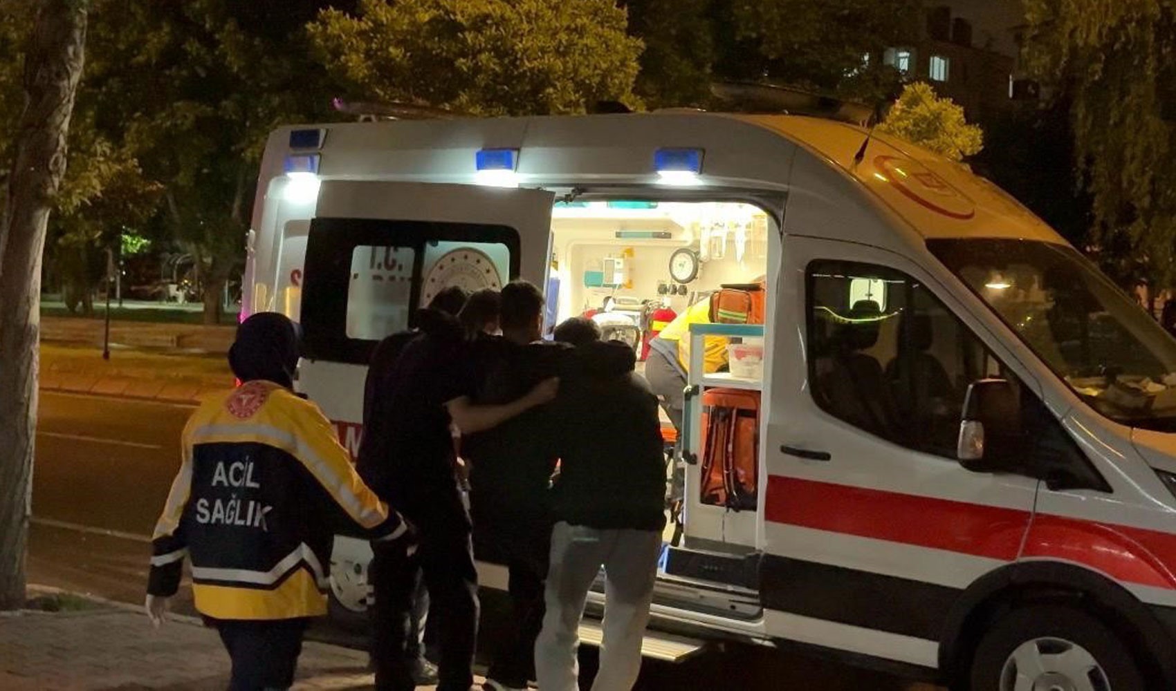Parkta çocuklar arasında bıçaklı kavga: İki yaralı
