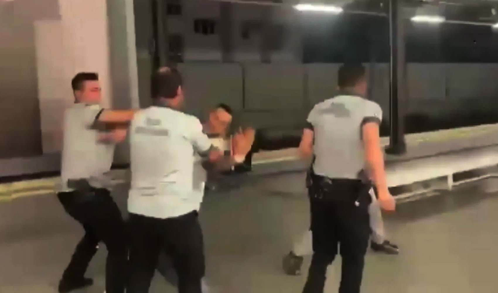 Marmaray'daki kavgada yumruklar ve tekmeler havada uçuştu