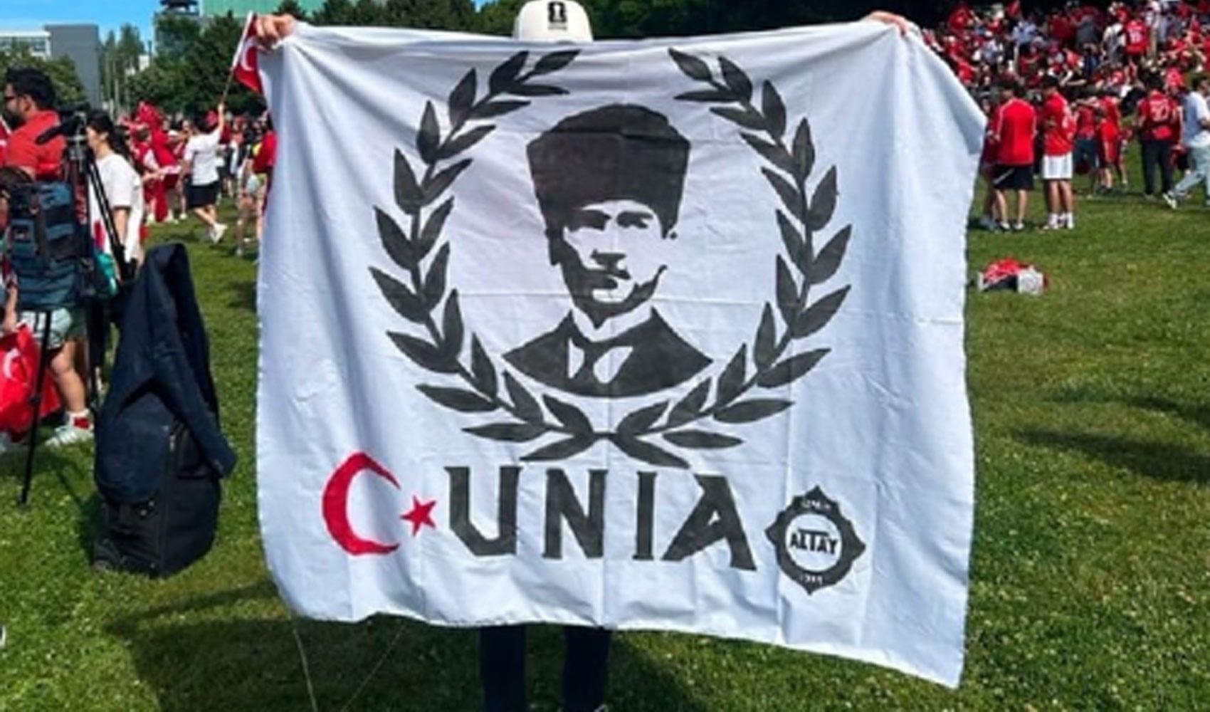 Üniversiteli Altaylılar grubunun Atatürklü pankartı stada alınmadı