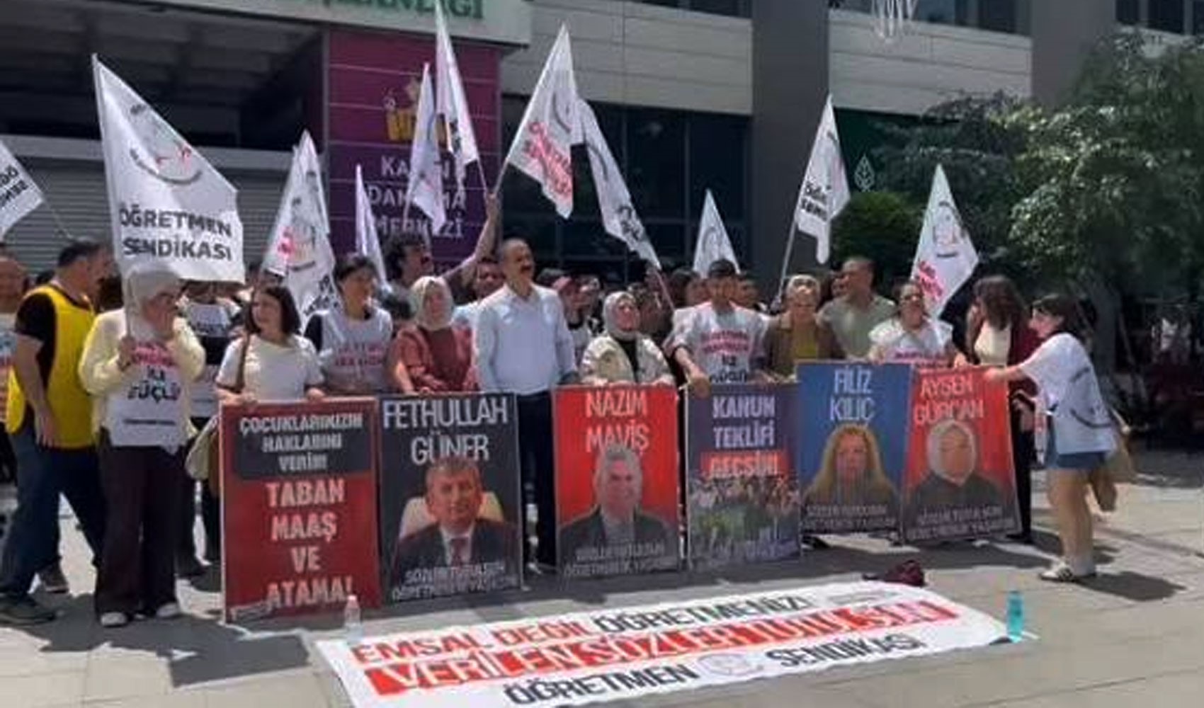 Öğretmenlerin protestosu sürüyor: Öğretmen arkadaşlarımızın taban aylık hakkını bu iktidar kaldırdı