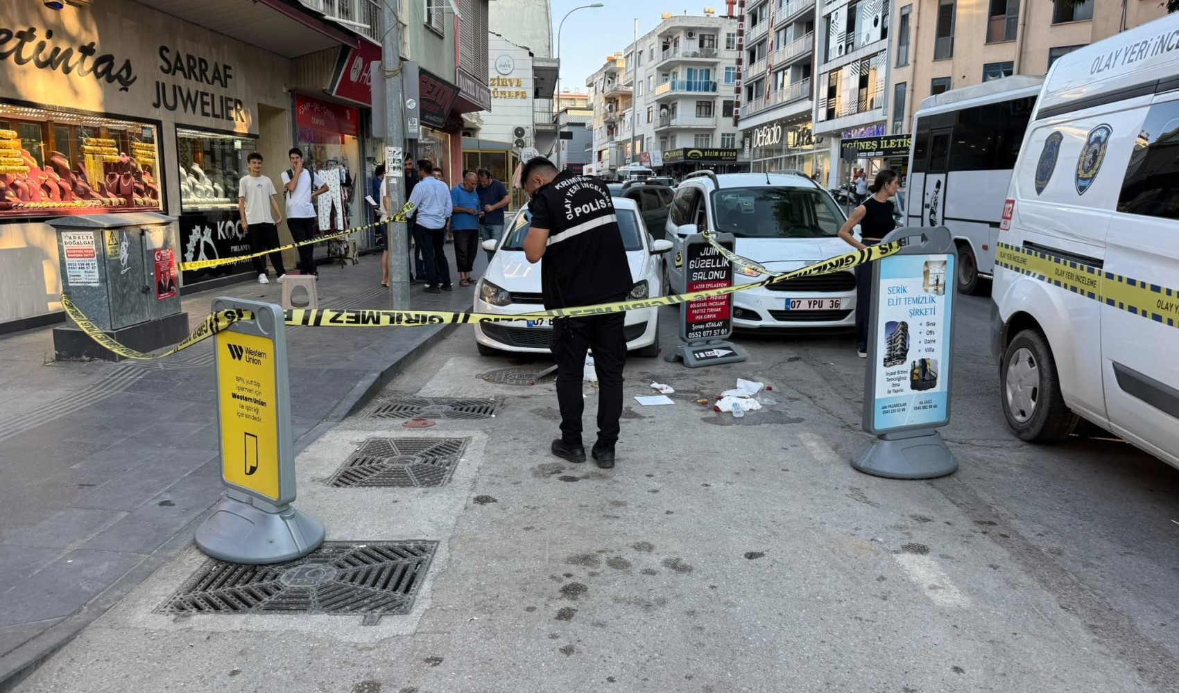 Doğum günü pastasıyla yürürken silahlı saldırıya uğradı