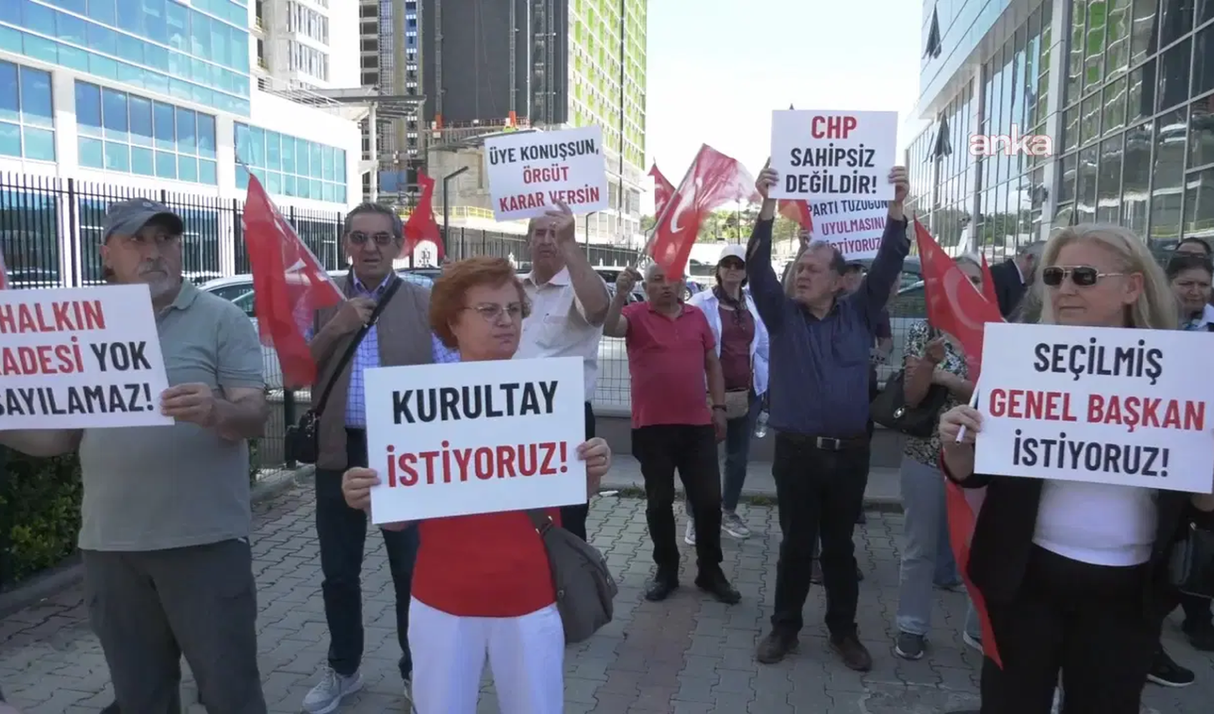CHP Ankara Gönüllüleri’nden genel merkez önünde acil kurultay çağrısı