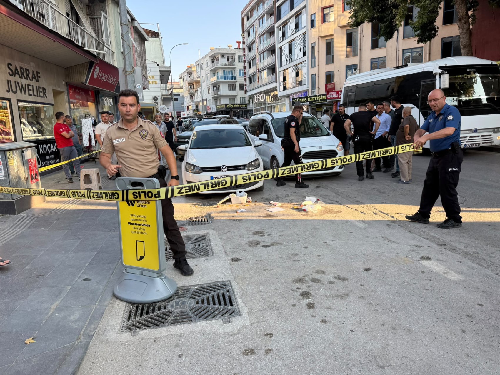Doğum günü pastasıyla yürürken silahlı saldırıya uğradı