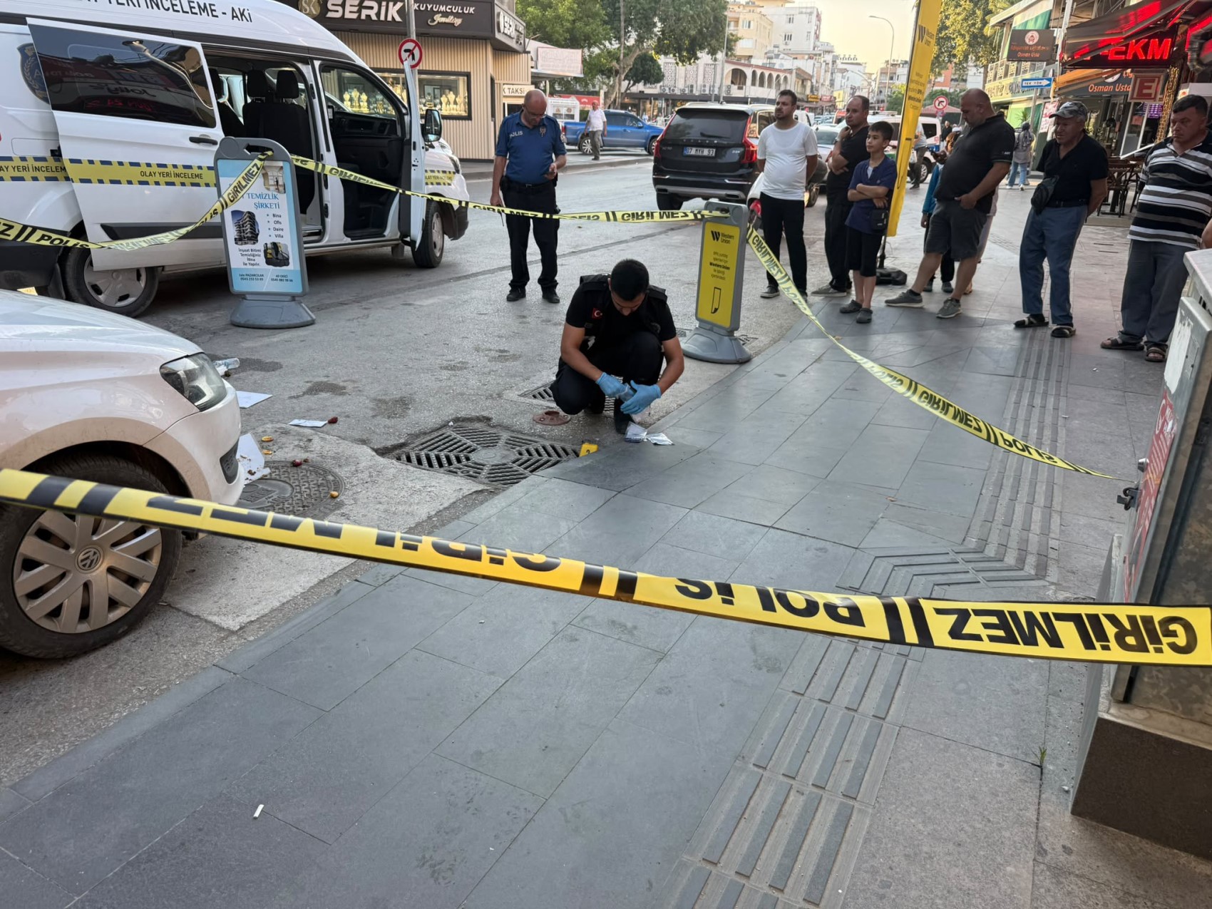 Doğum günü pastasıyla yürürken silahlı saldırıya uğradı