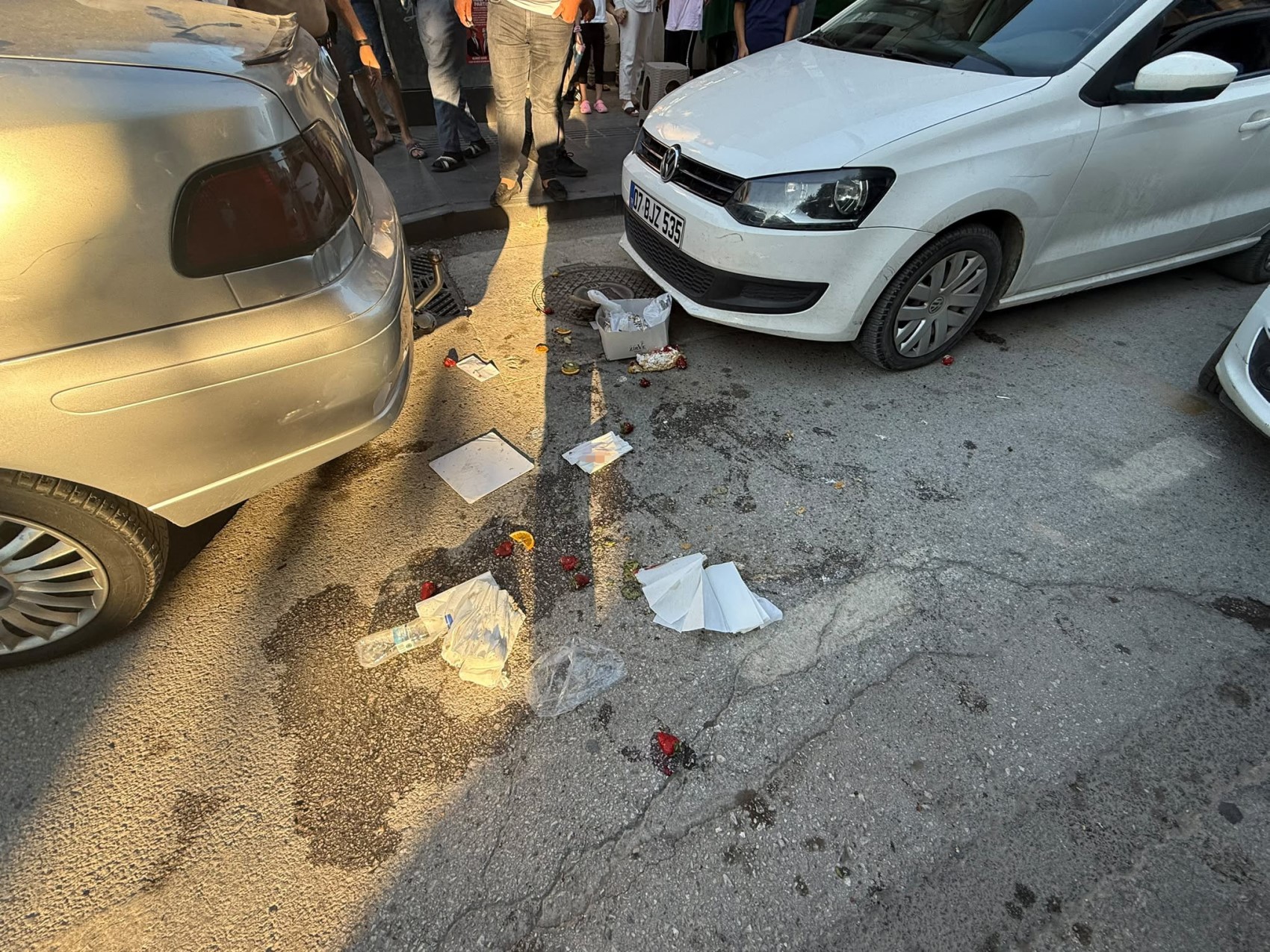 Doğum günü pastasıyla yürürken silahlı saldırıya uğradı