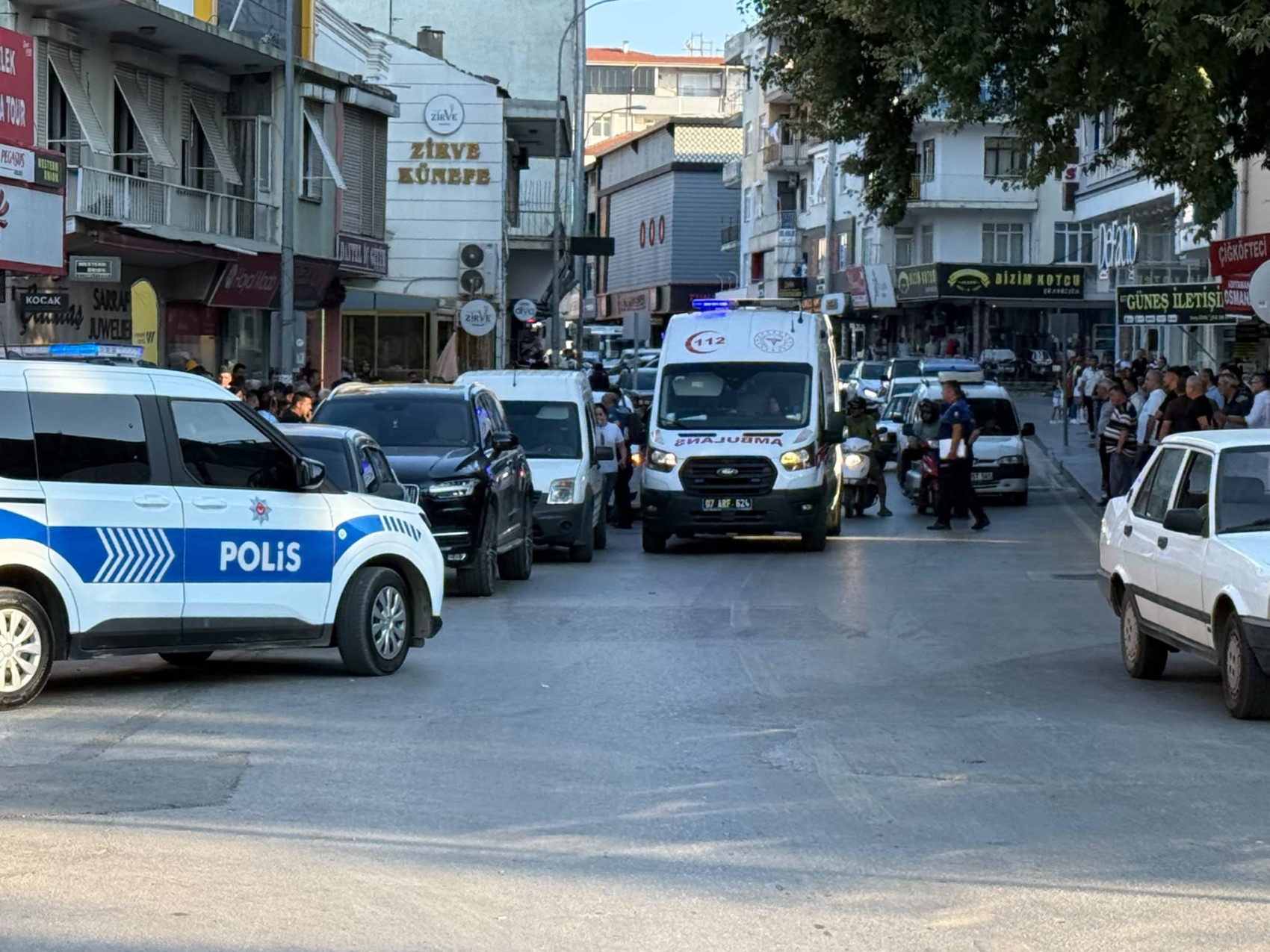 Doğum günü pastasıyla yürürken silahlı saldırıya uğradı