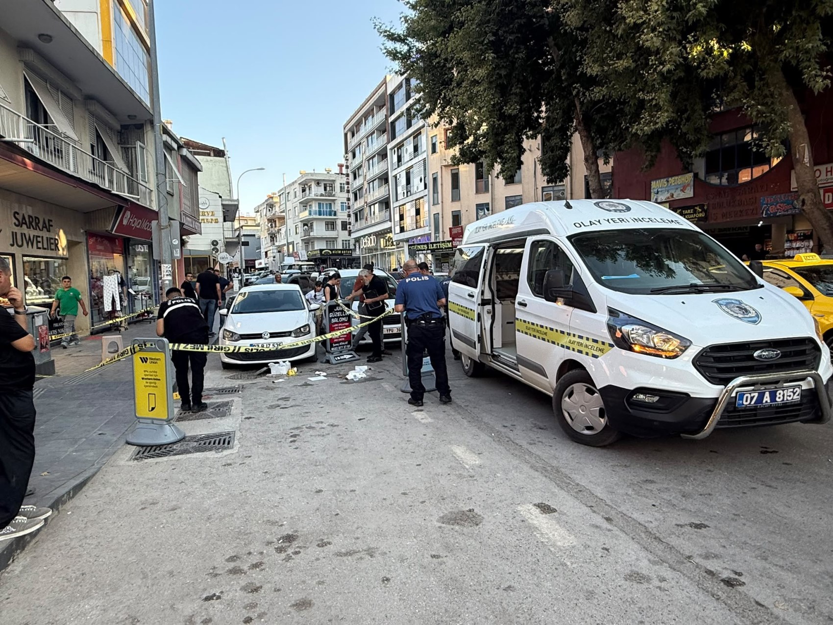 Doğum günü pastasıyla yürürken silahlı saldırıya uğradı