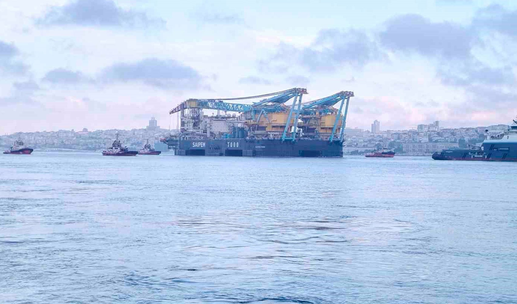 İstanbul Boğazı vinç gemisi geçişi nedeniyle trafiğe kapatıldı