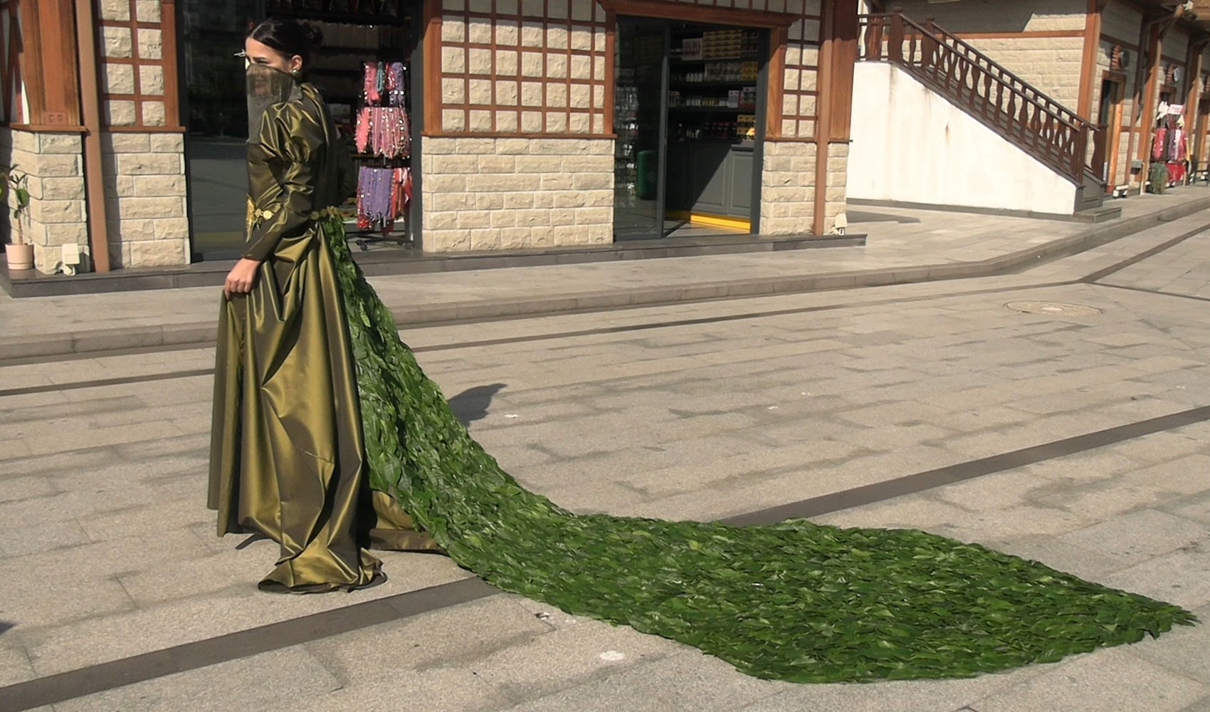 İranlı öğrenci 5 bin çay yaprağı kullanarak elbise tasarladı