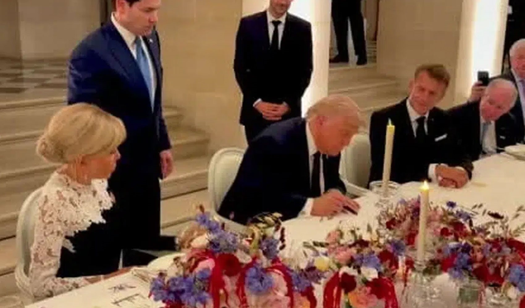Trump'ın İran anlaşmasını imzaladığı görüntüler paylaşıldı