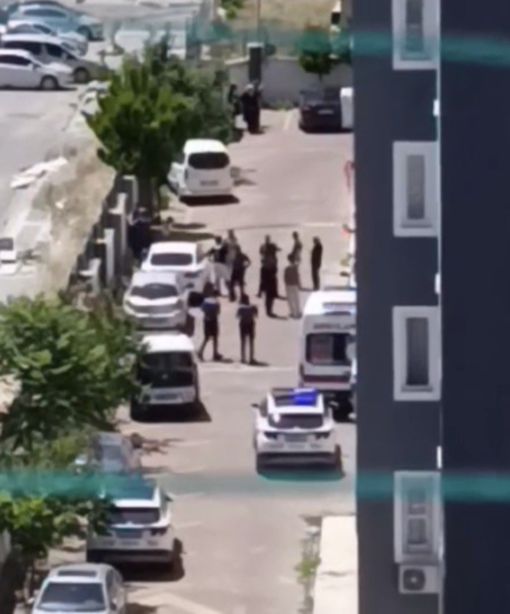 Kucağına aldığı çocuğuyla 8'inci kattan atladı: Anne öldü