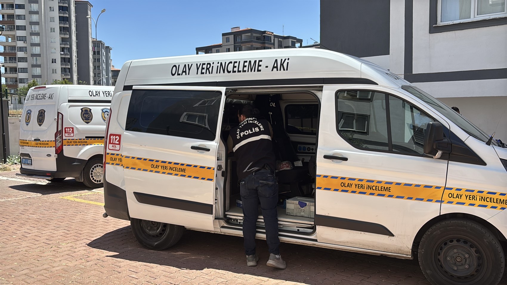 Kucağına aldığı çocuğuyla 8'inci kattan atladı: Anne öldü