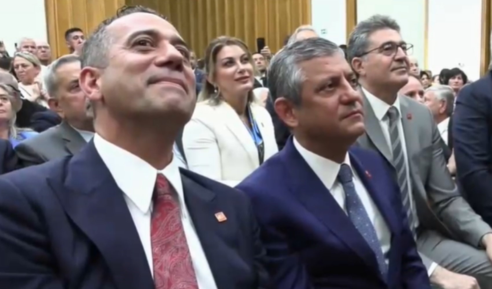 Son Dakika... Türkiye'nin gözü kulağı TBMM'deydi: CHP Grup Toplantısı'nda Özgür Özel'e tarihi destek!