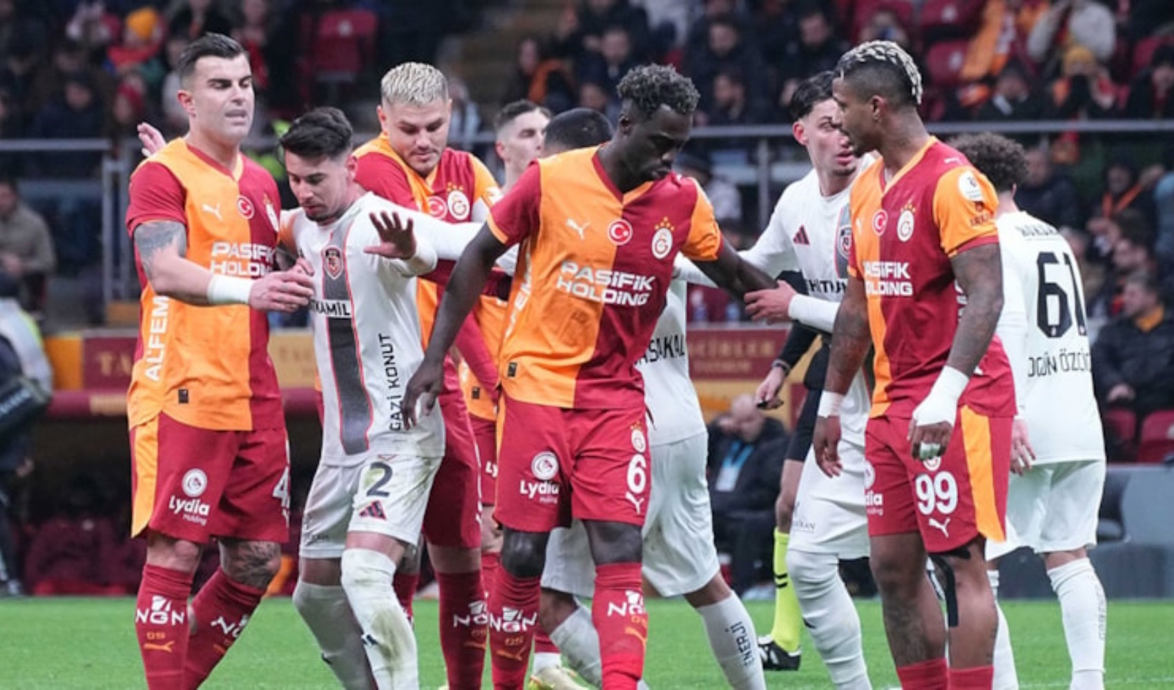 Galatasaray'da yabancı kuralı sonrası iki yıldız yol ayrımında