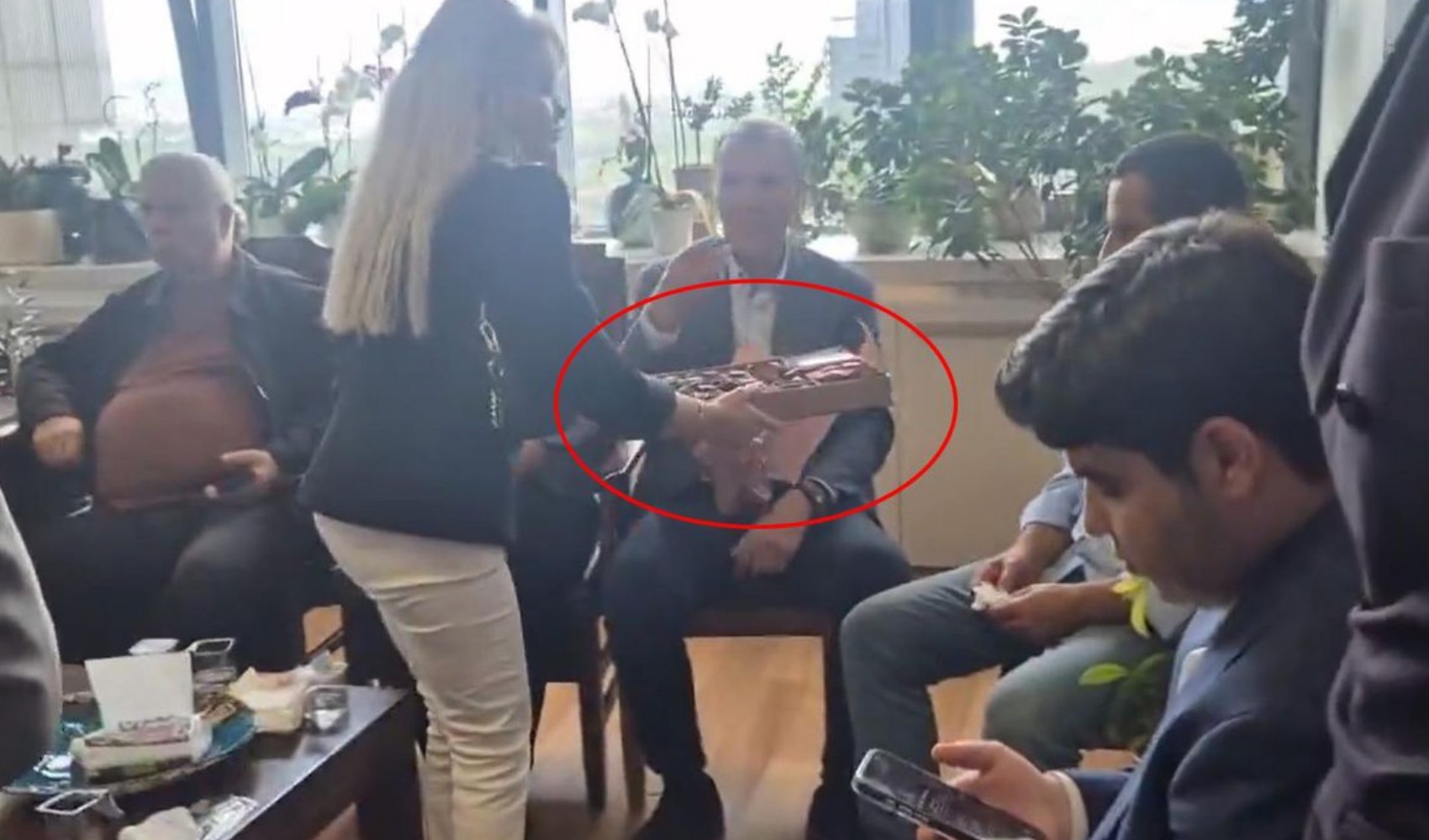 Özgür Özel'den çikolata polemiğinde dikkat çeken çıkış! 'Ferdi Zeyrek canıyla uğraştığı gün çarpıldı diye karikatür çizen kadın babaevinde çikolata dağıtıyor'