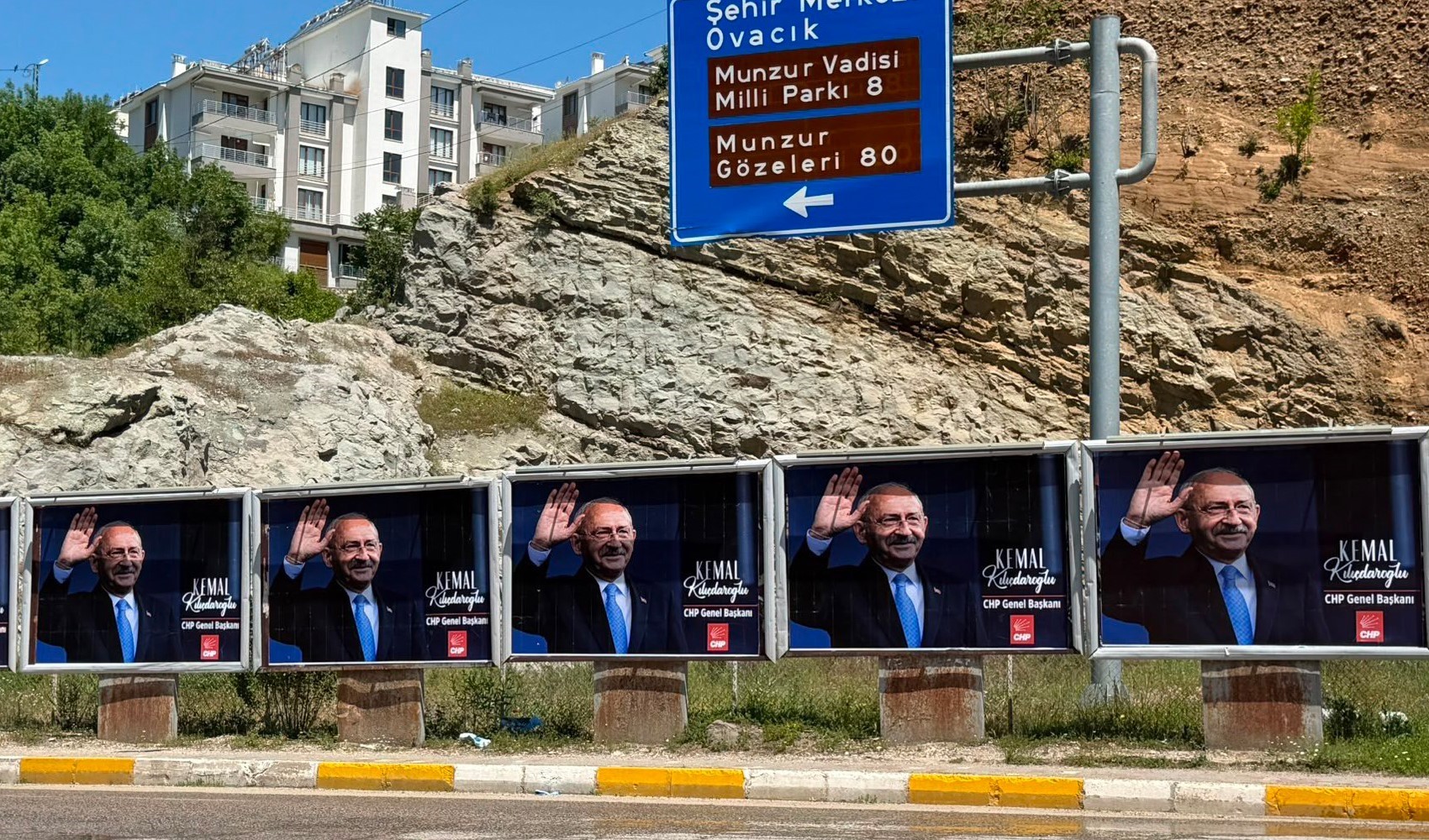 'Kılıçdaroğlu afişleri talimatla asıldı' iddialarına Tunceli Valiliği'nden açıklama
