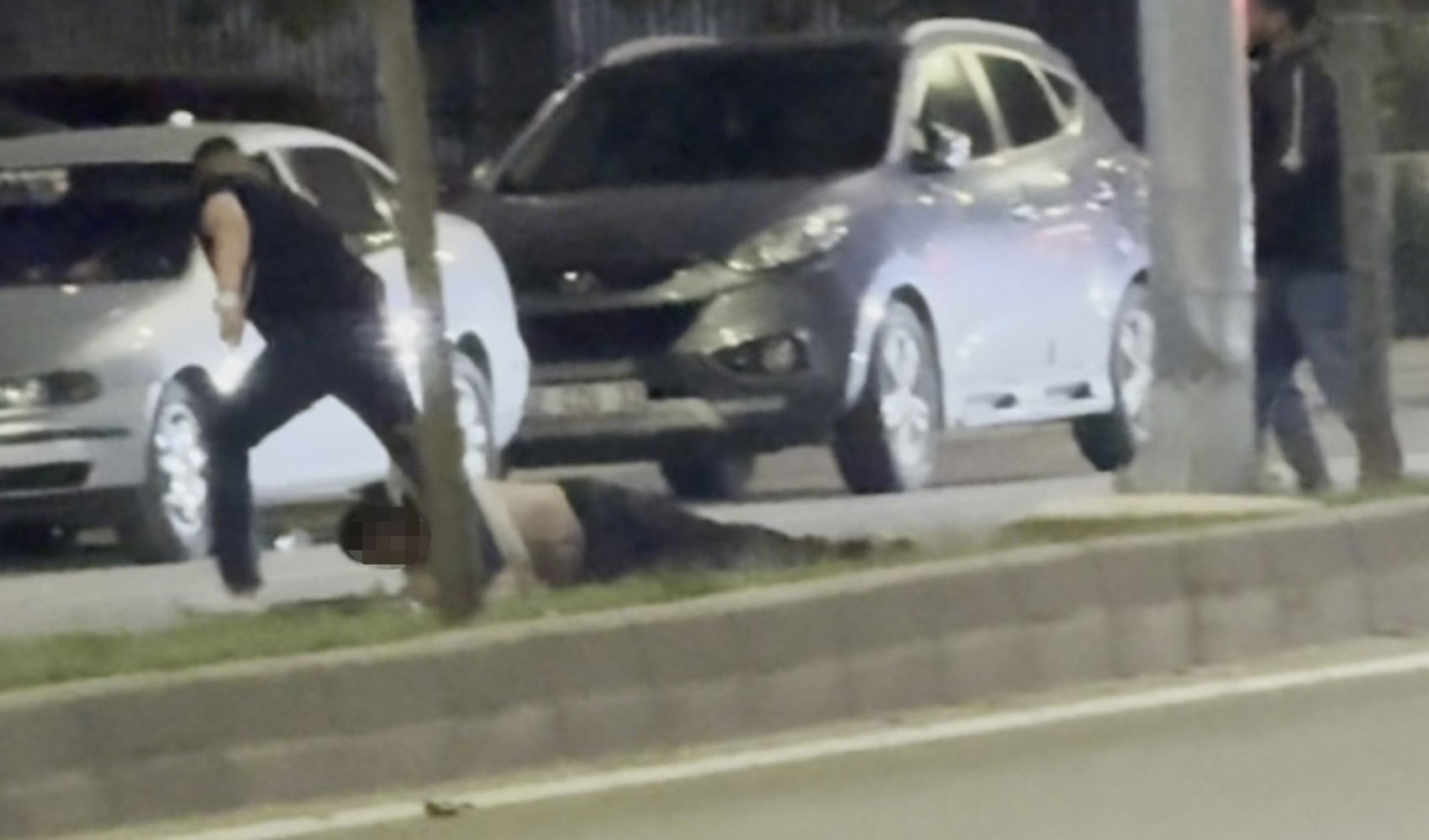 Bir tokatla yere serdi, sürükleyerek götürdü