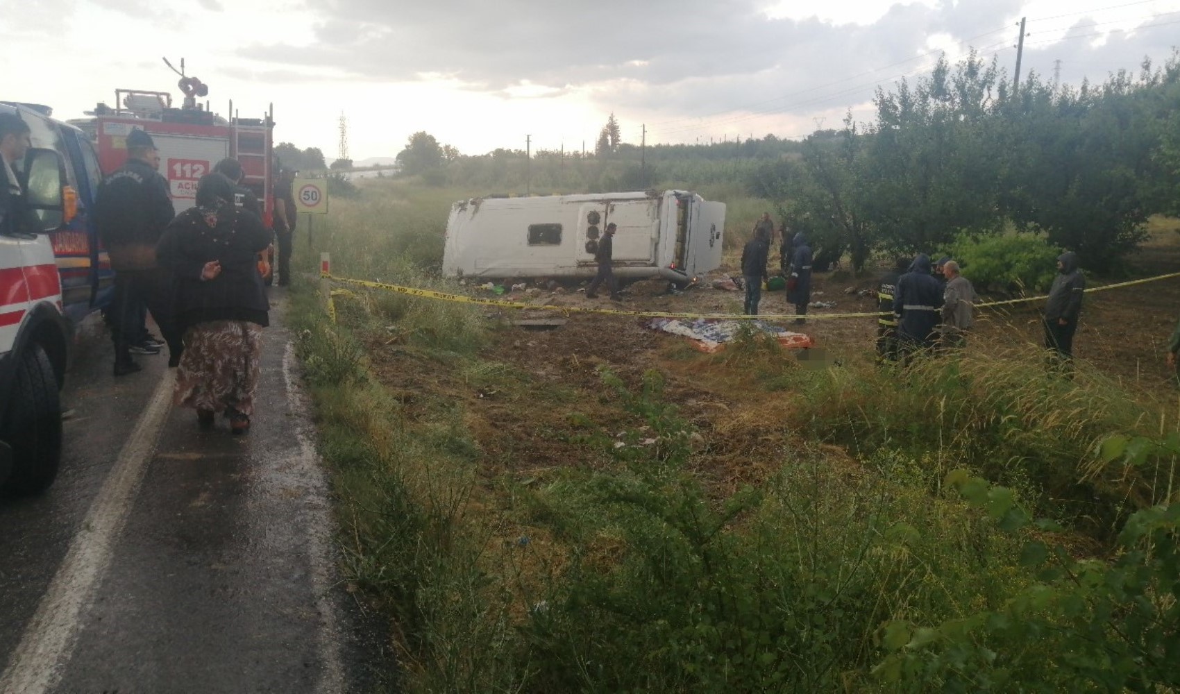 Isparta’da tur minibüsü şarampole yuvarlandı