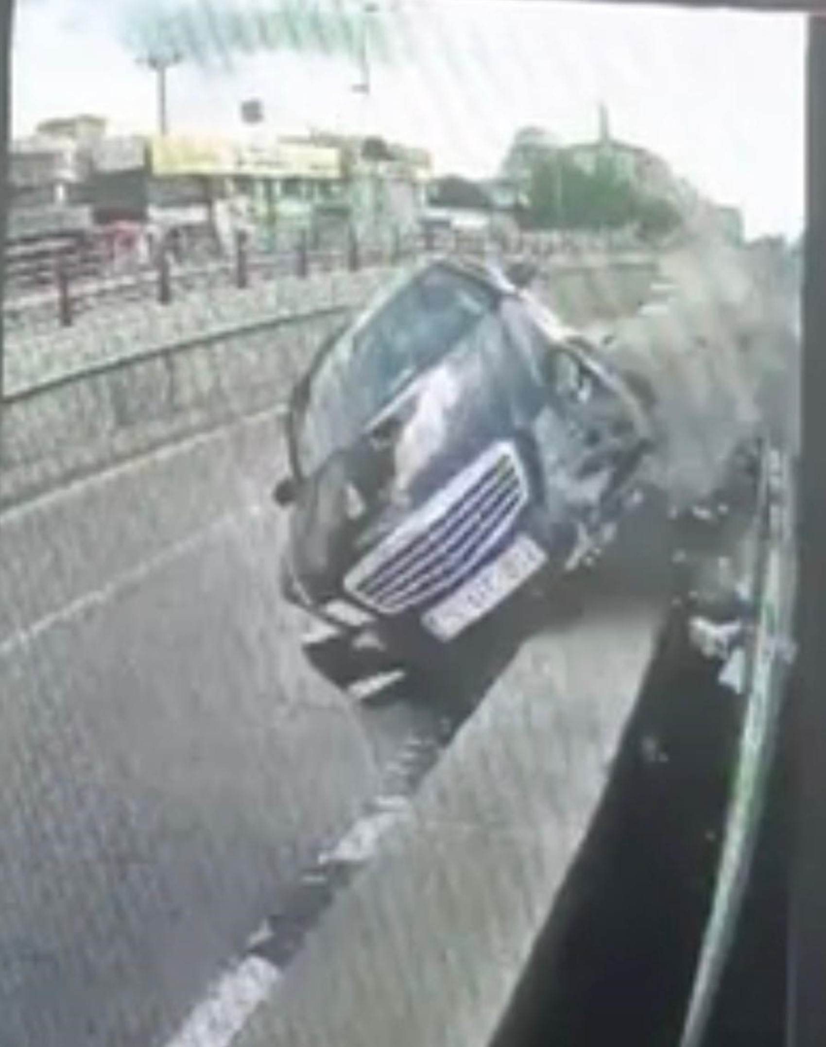 Otomobilin çarptığı refüjden kopan taşlar tramvayın camından girdi: 4 yolcu yaralı
