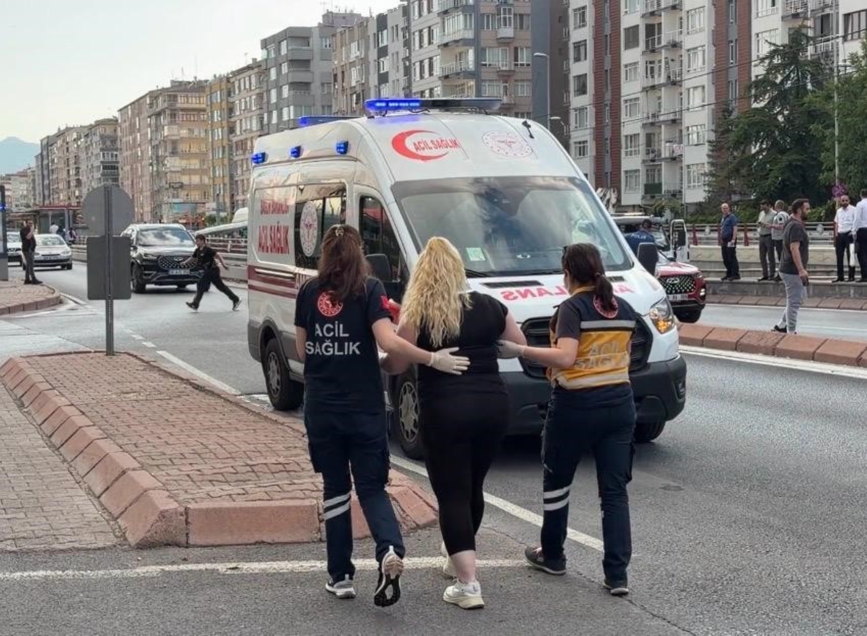 Otomobilin çarptığı refüjden kopan taşlar tramvayın camından girdi: 4 yolcu yaralı