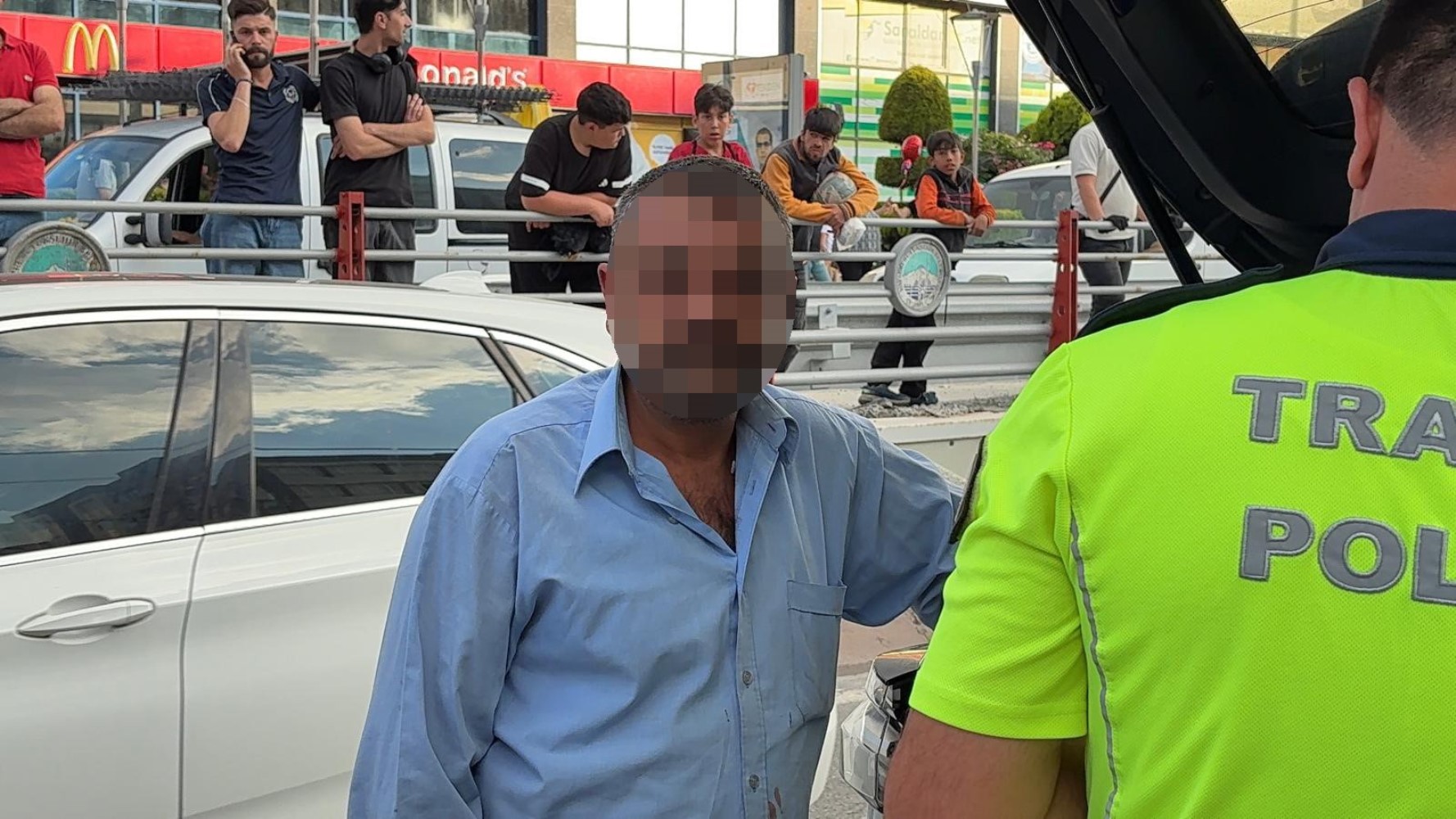 Otomobilin çarptığı refüjden kopan taşlar tramvayın camından girdi: 4 yolcu yaralı