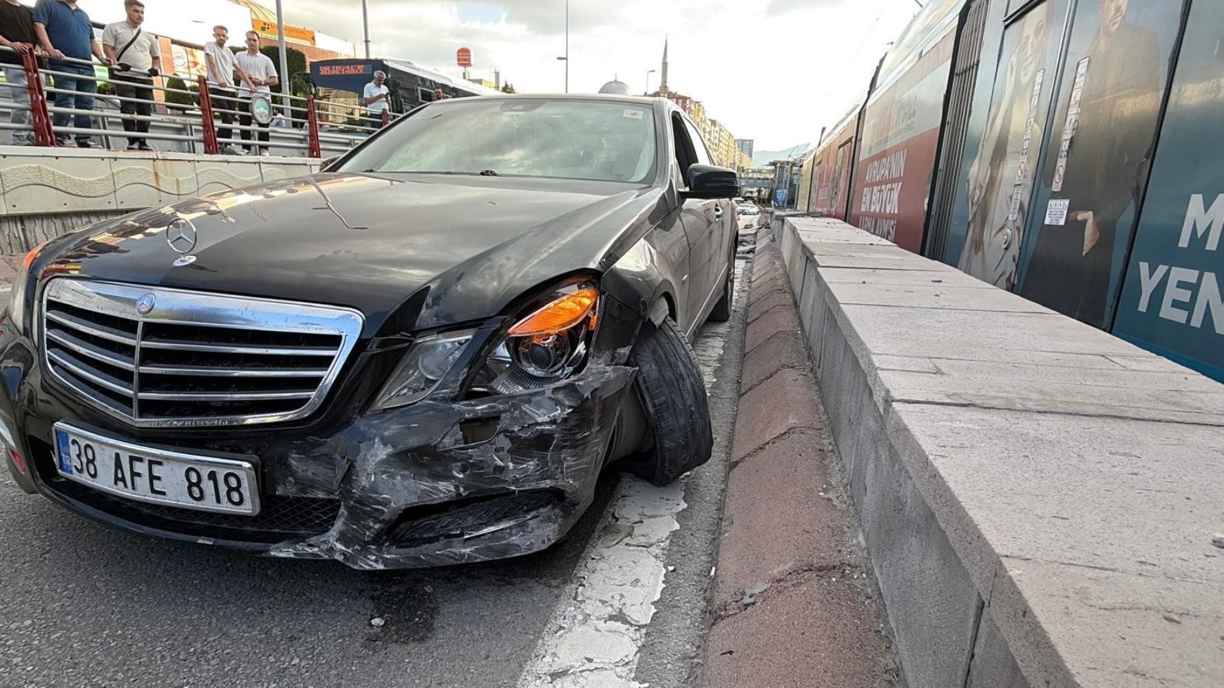 Otomobilin çarptığı refüjden kopan taşlar tramvayın camından girdi: 4 yolcu yaralı