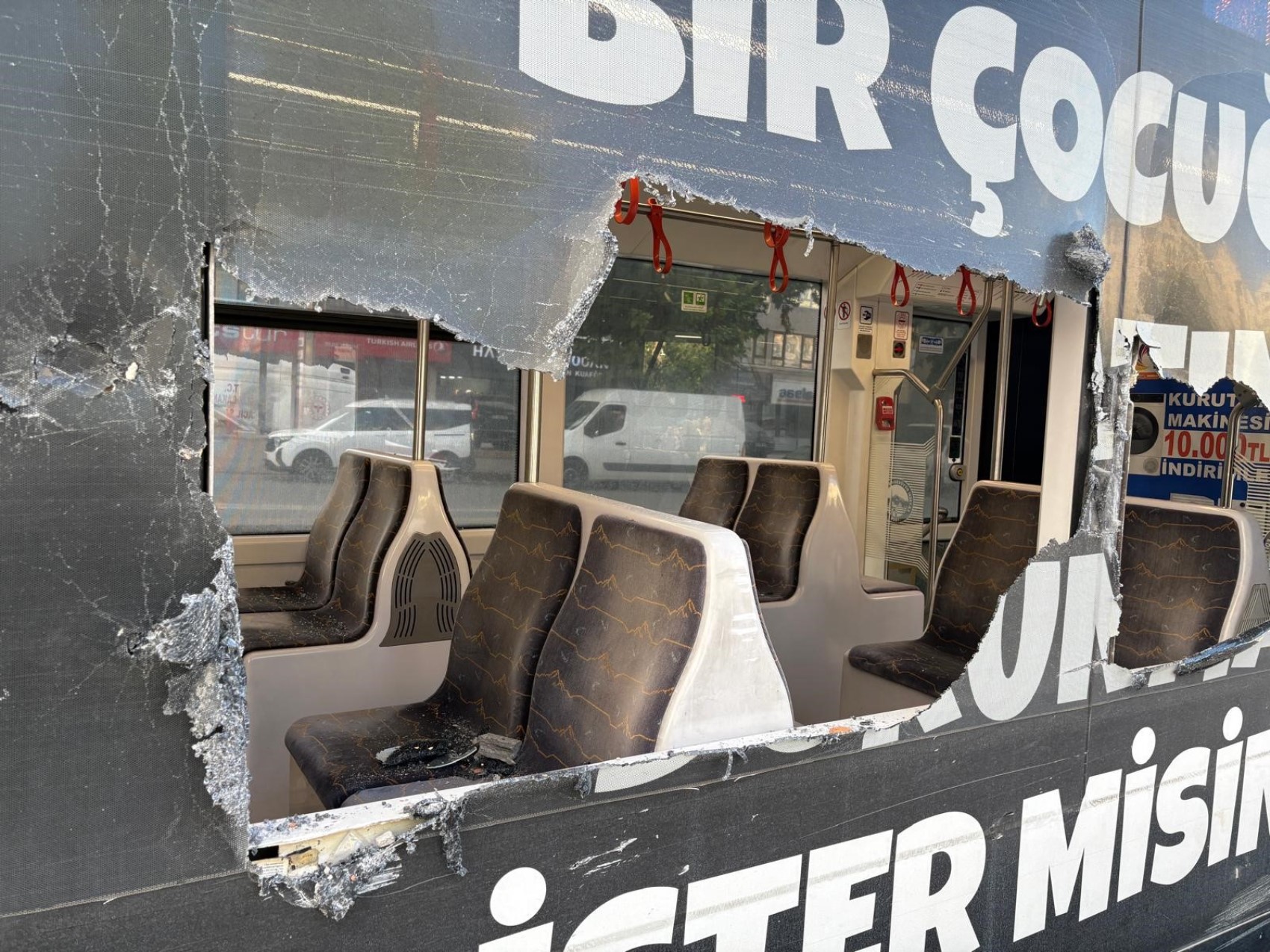Otomobilin çarptığı refüjden kopan taşlar tramvayın camından girdi: 4 yolcu yaralı