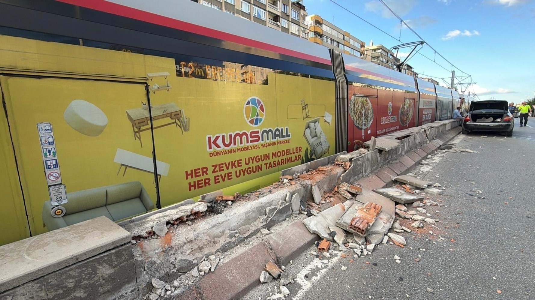 Otomobilin çarptığı refüjden kopan taşlar tramvayın camından girdi: 4 yolcu yaralı