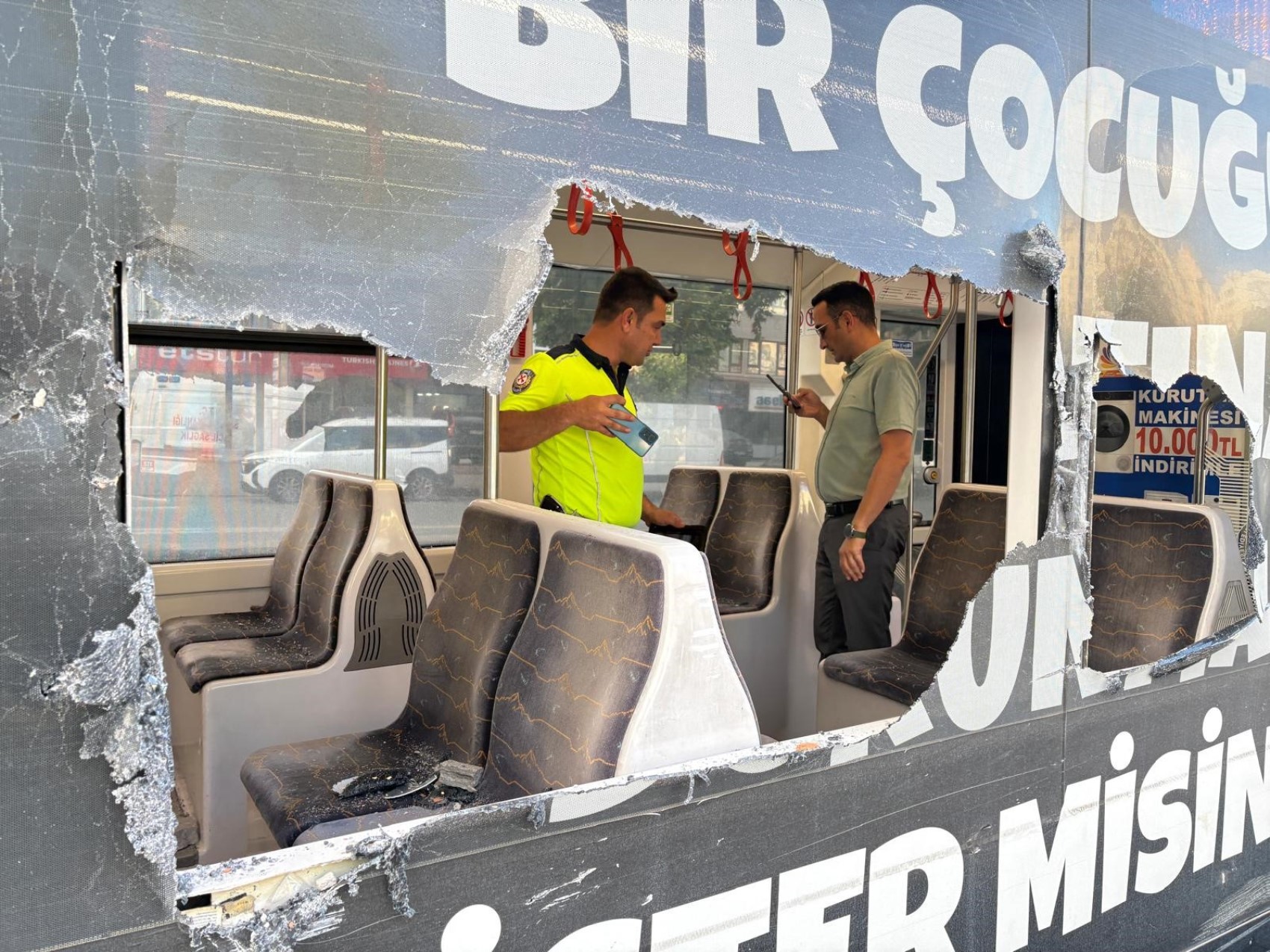 Otomobilin çarptığı refüjden kopan taşlar tramvayın camından girdi: 4 yolcu yaralı