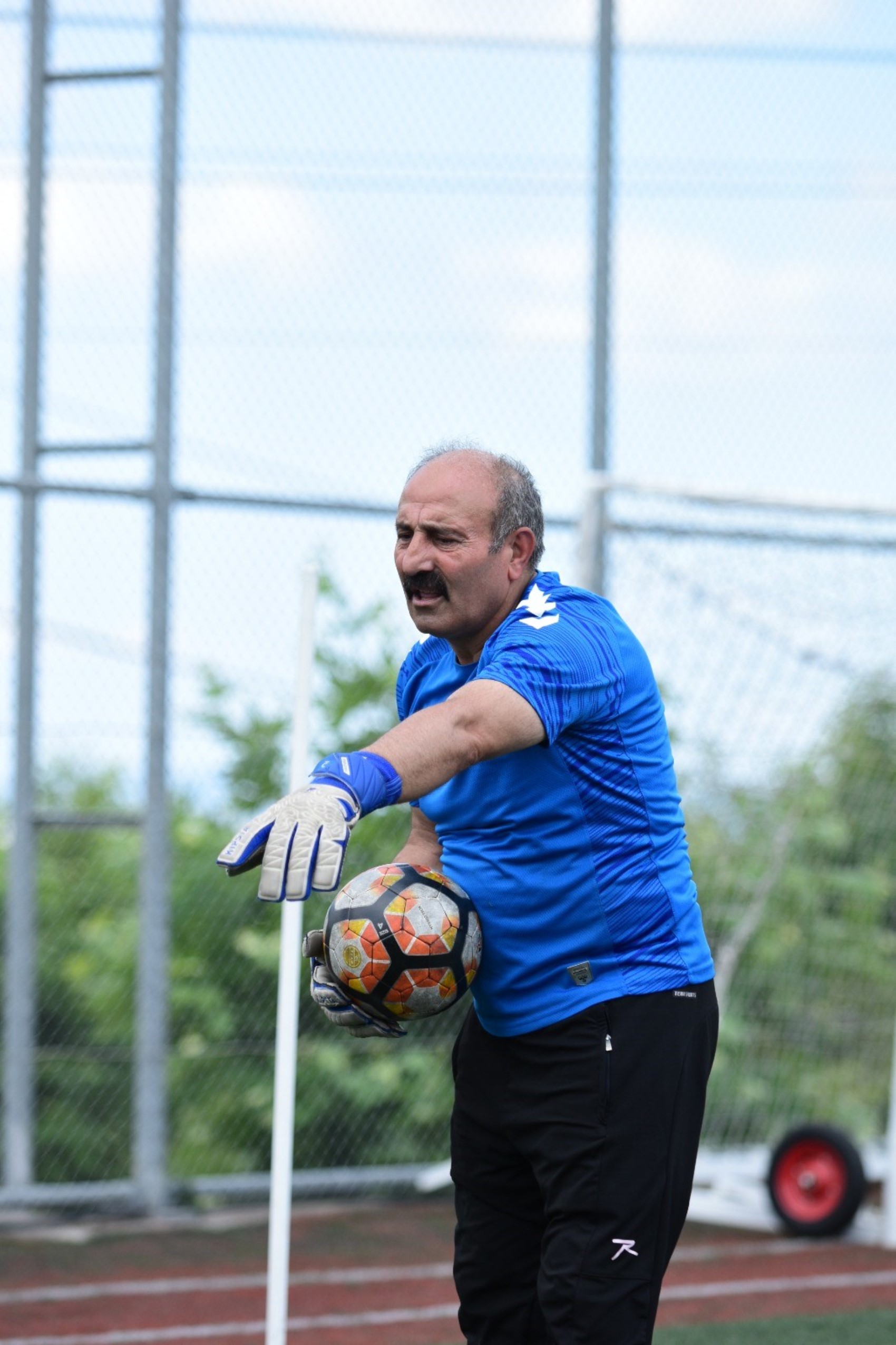 62 yaşındaki ismi kaleci transferi sandılar, sosyal medya karıştı