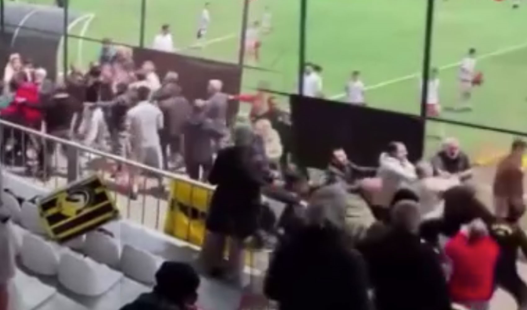 Çocukların maçında veliler arasında tekme tokat kavga