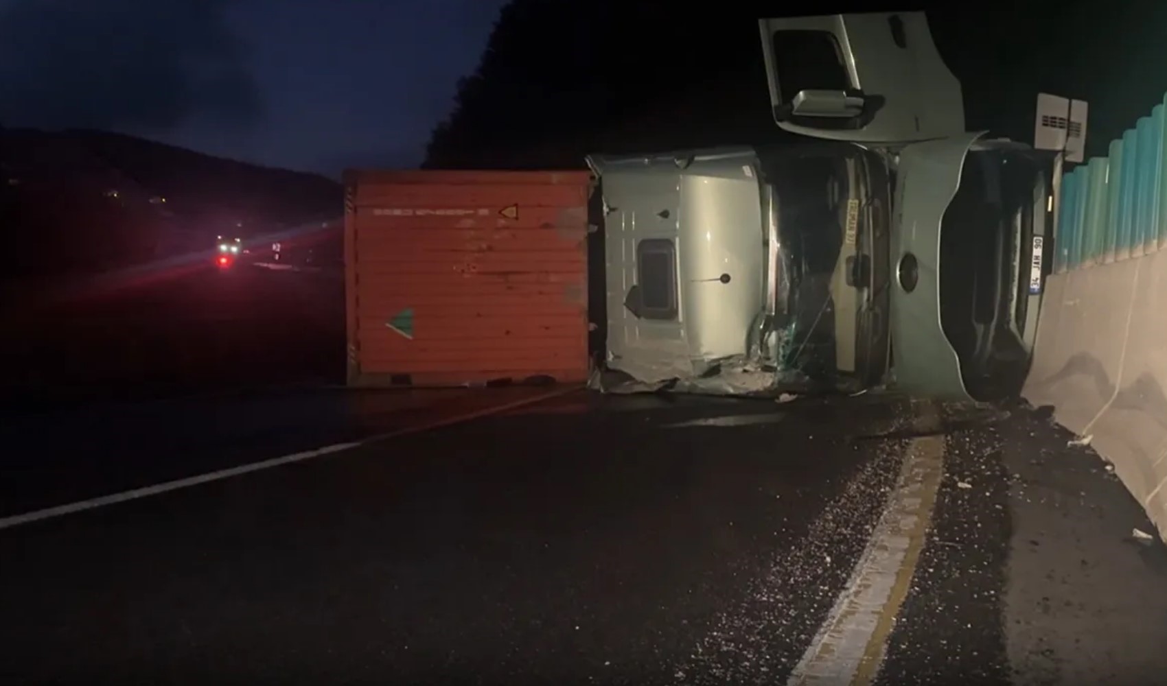 Bolu Dağı geçişinde askeri malzeme yüklü TIR devrildi: İstanbul yönüne trafik durdu
