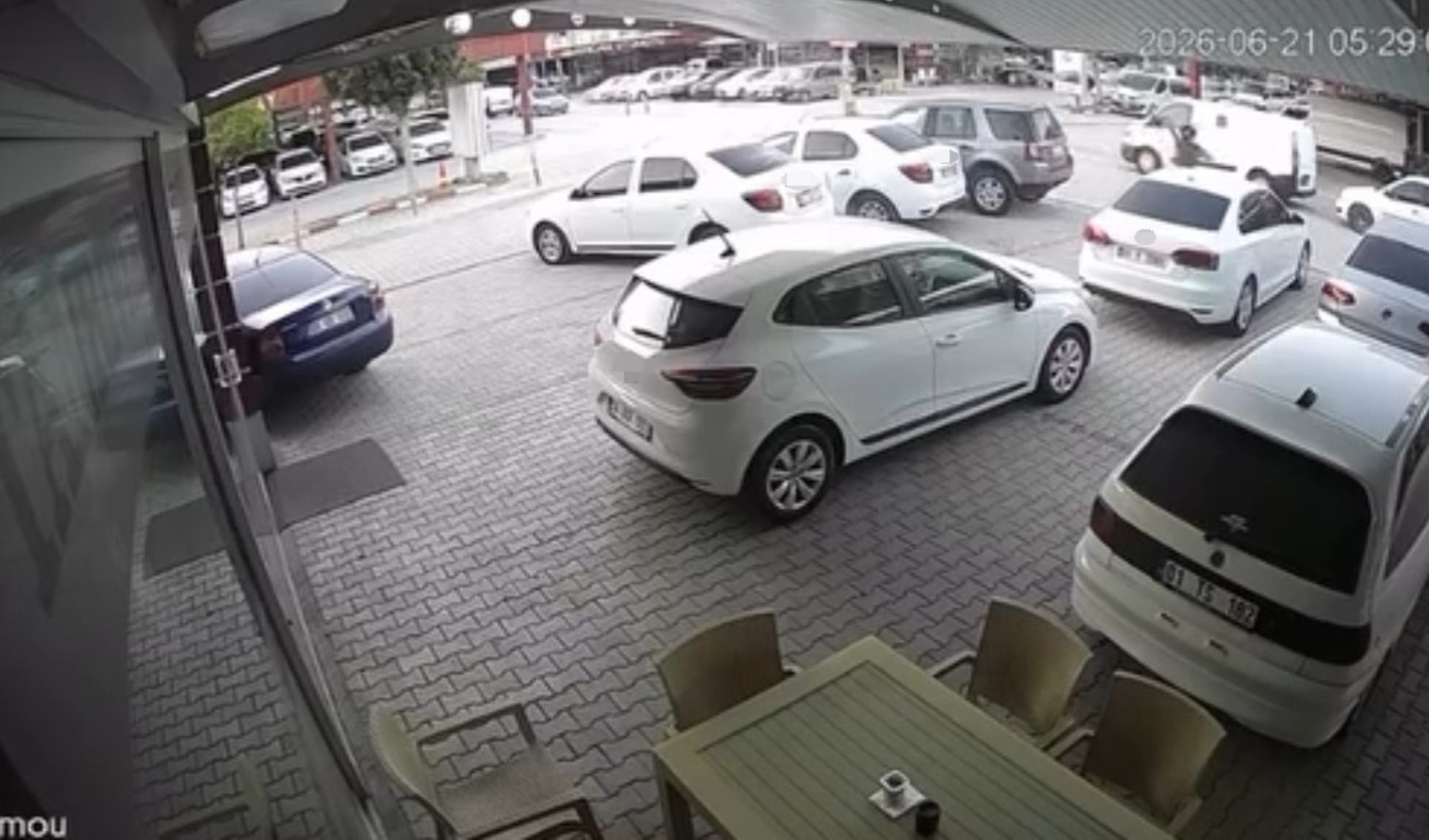 Oto galericiler sitesinde silahlı saldırı: Çok sayıda araç zarar gördü