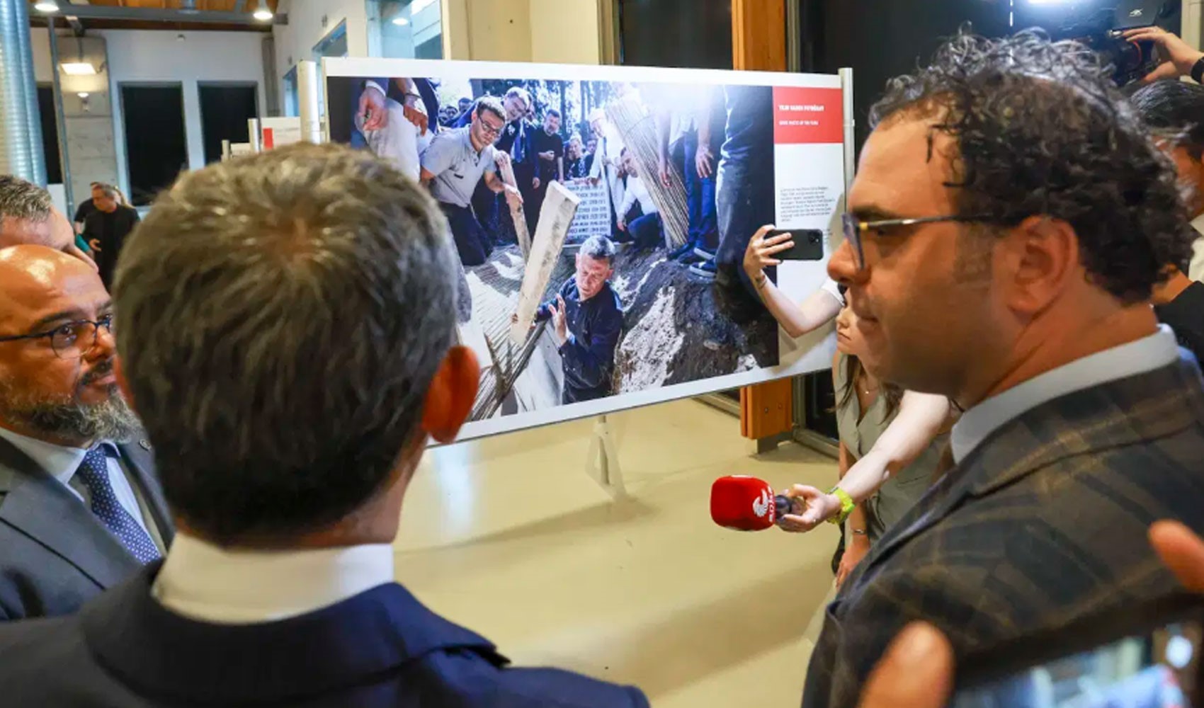 Özgür Özel’in Ferdi Zeyrek’in mezarında çekilen fotoğrafına ödül: Hayatımın en zor anıydı