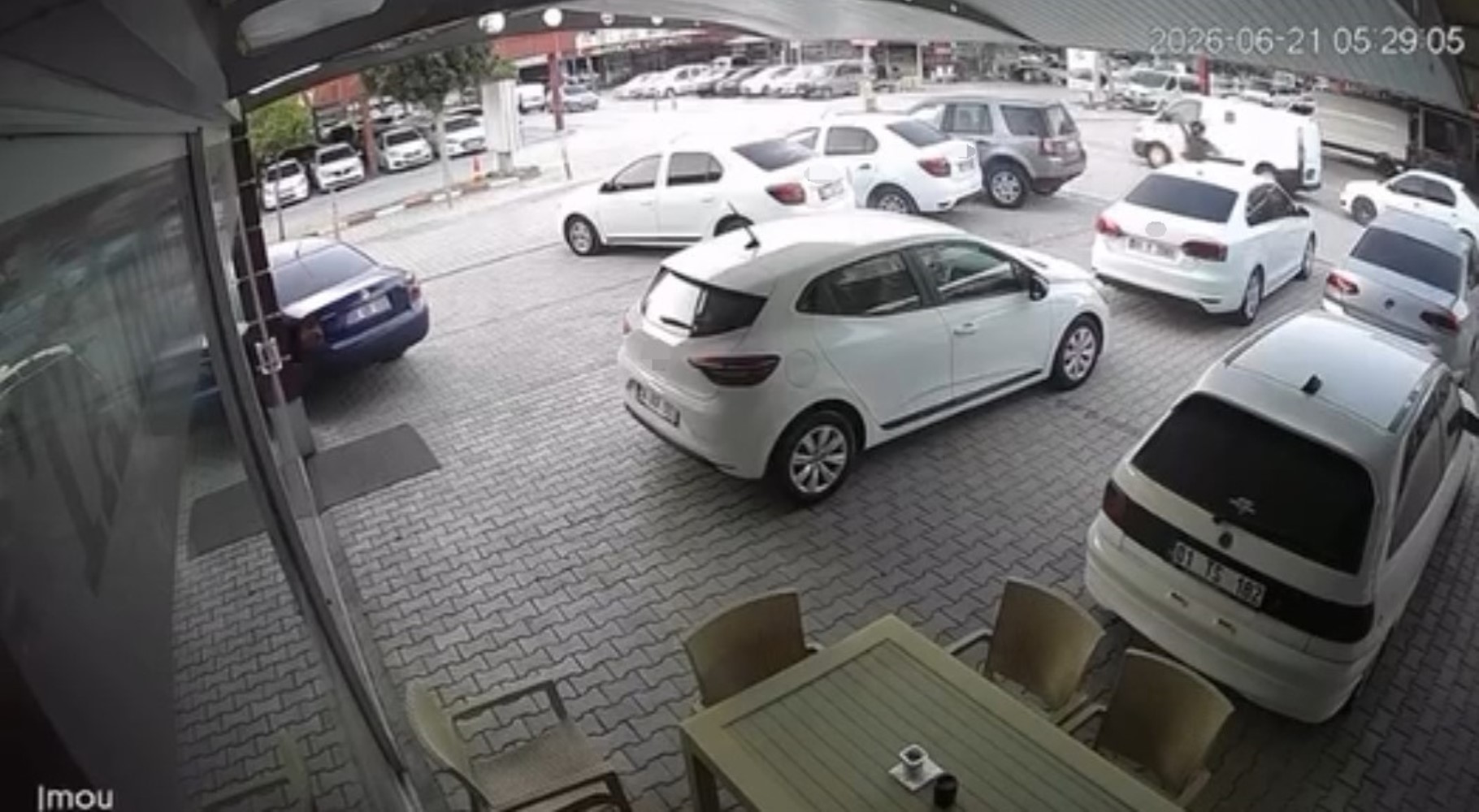 Oto galericiler sitesinde silahlı saldırı: Çok sayıda araç zarar gördü