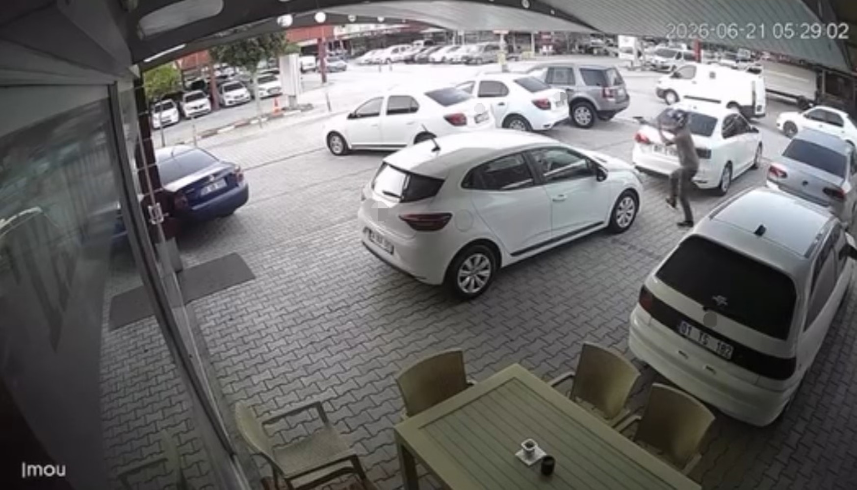 Oto galericiler sitesinde silahlı saldırı: Çok sayıda araç zarar gördü
