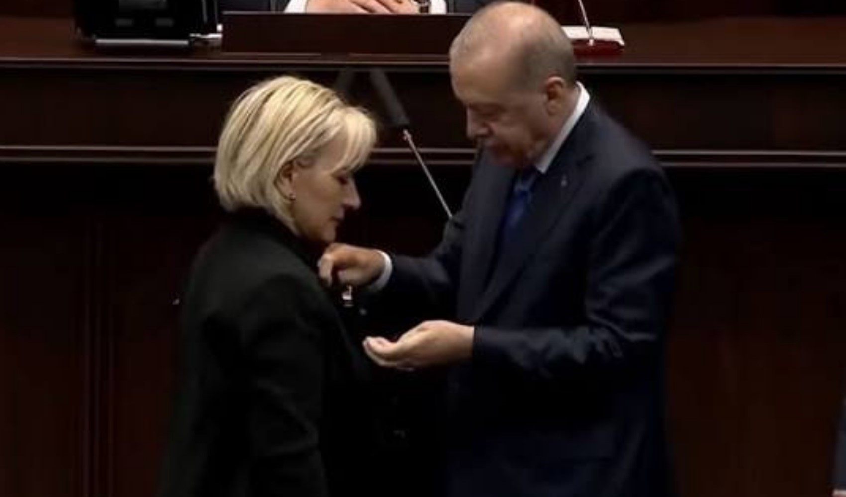 İmamoğlu için köprüye çıkıp pankart asmıştı: Nimet Özdemir AKP saflarına geçti